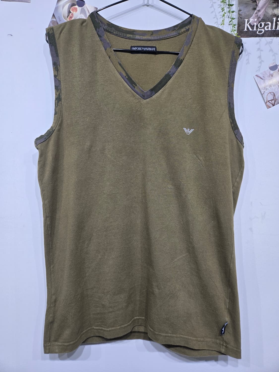 엠포리오 아르마니 카키색 V넥 민소매 티셔츠 상품이미지3