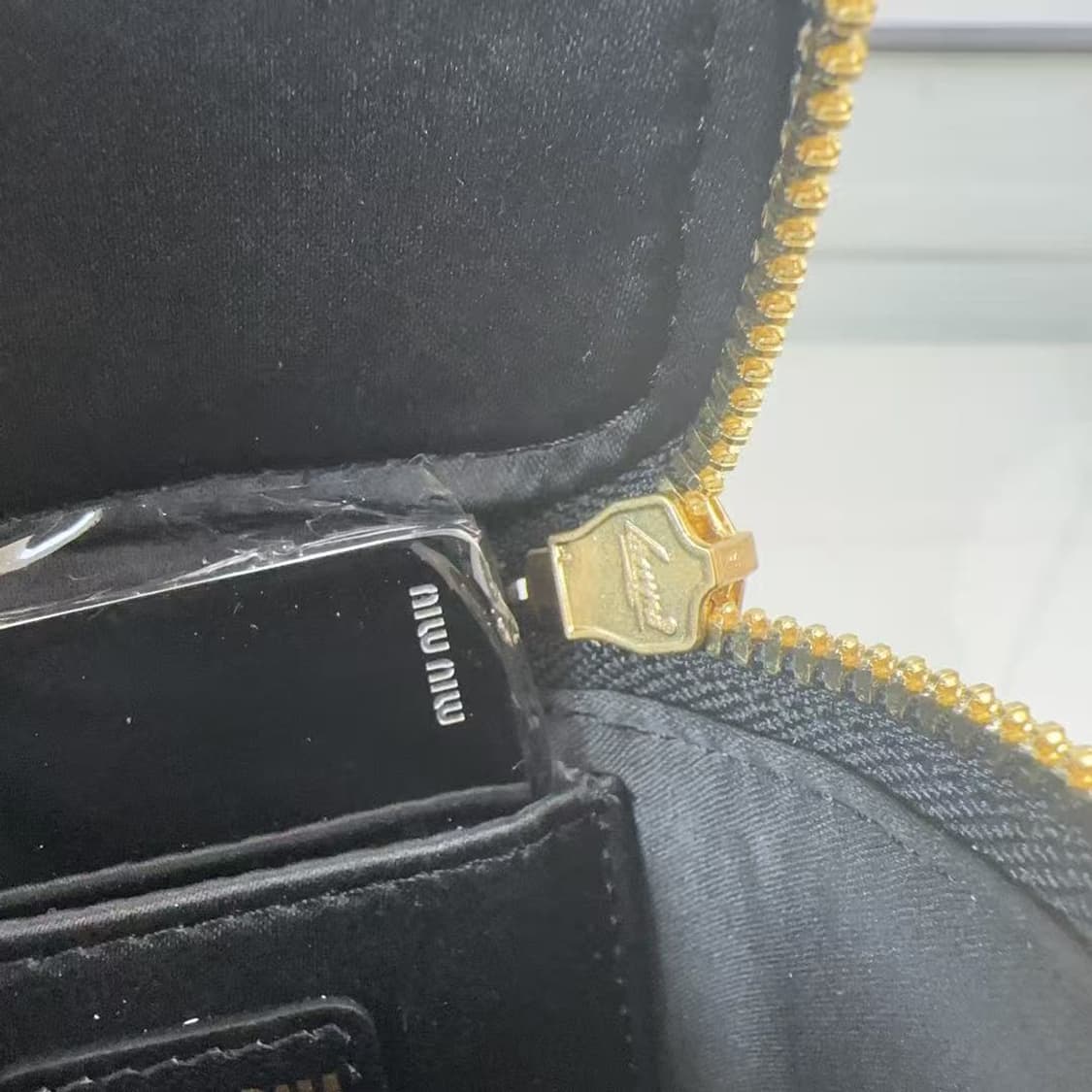 미우 미우 마테라쎄 나파 레더 미니 파우치 블랙 상품이미지6