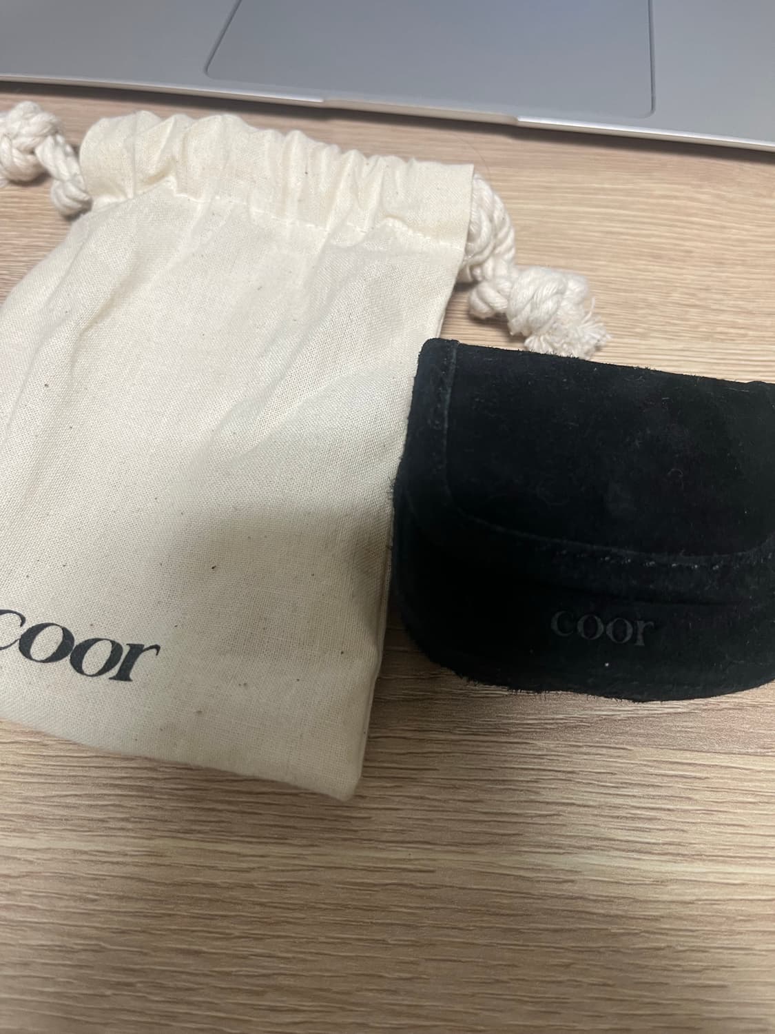 쿠어 coor 스웨이드 에어팟 케이스 상품이미지1