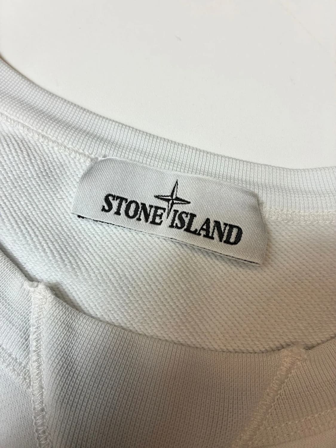 스톤아일랜드 시그니처 와펜 로고 크루넥 맨투맨 PN8220 상품이미지8