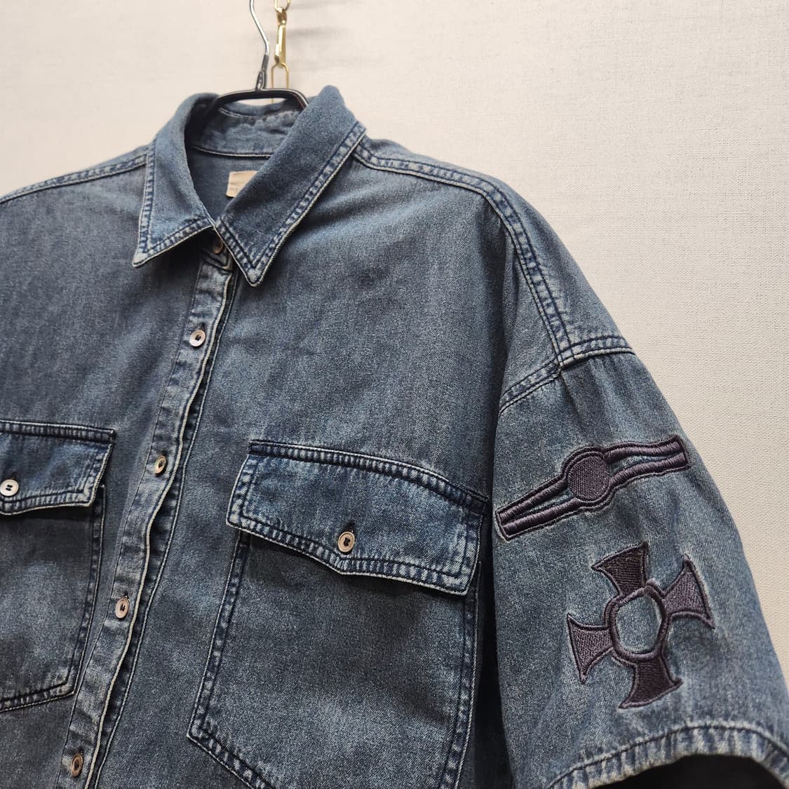 TOMBOY 톰보이 자수 디테일 데님 반팔 셔츠 M 상품이미지3