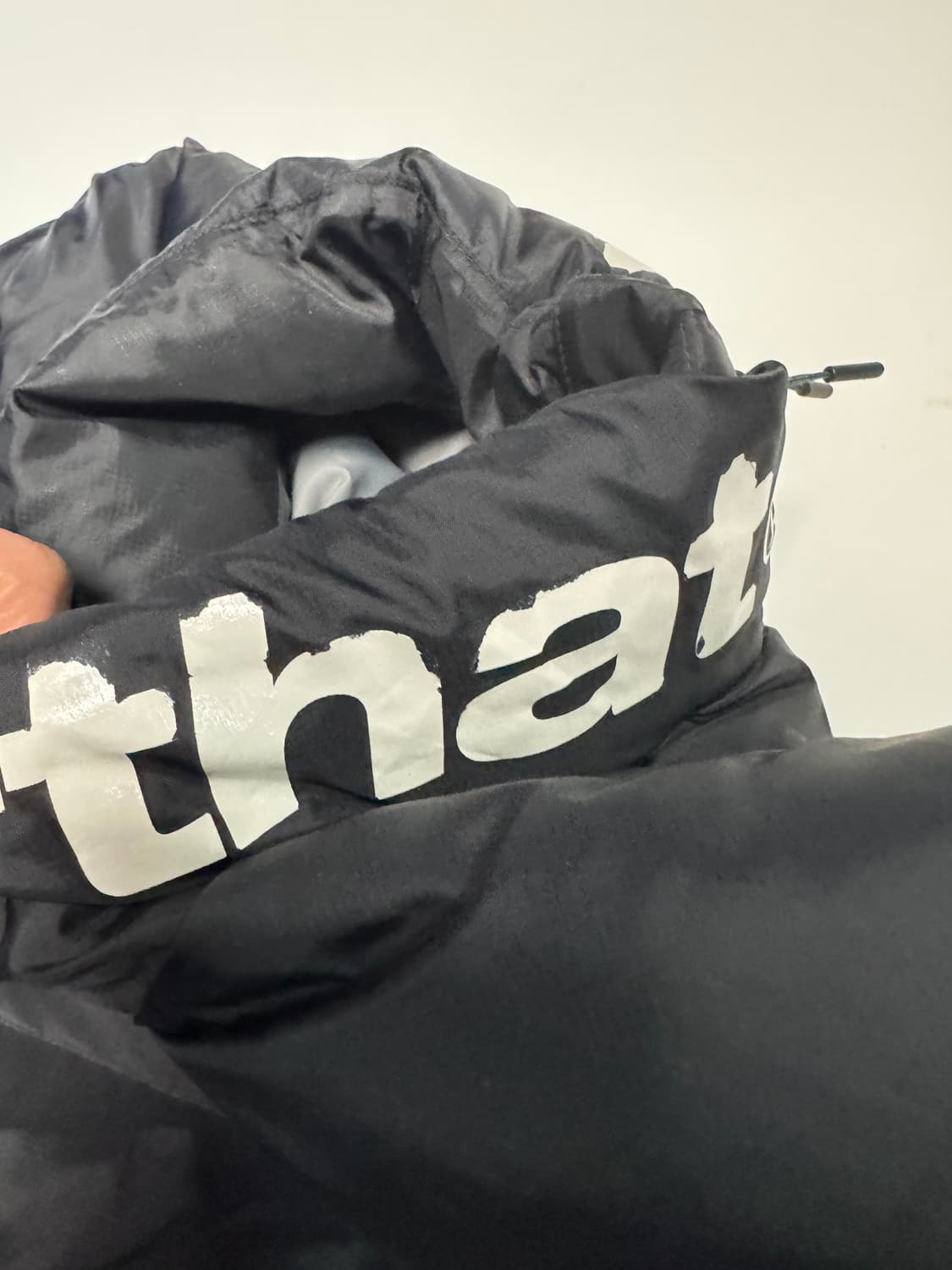 디스이즈네버댓 카라 스펠아웃 다운 패딩 점퍼 블랙 상품이미지8