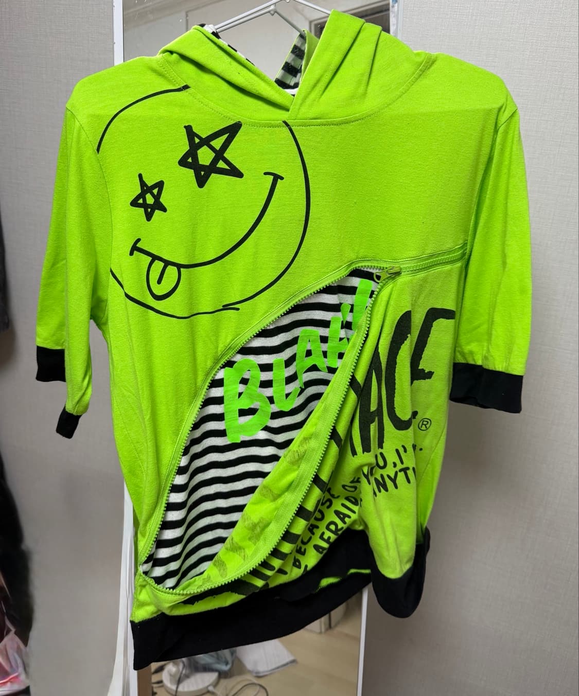 green smiley face zipper closer hoodie 상품이미지1