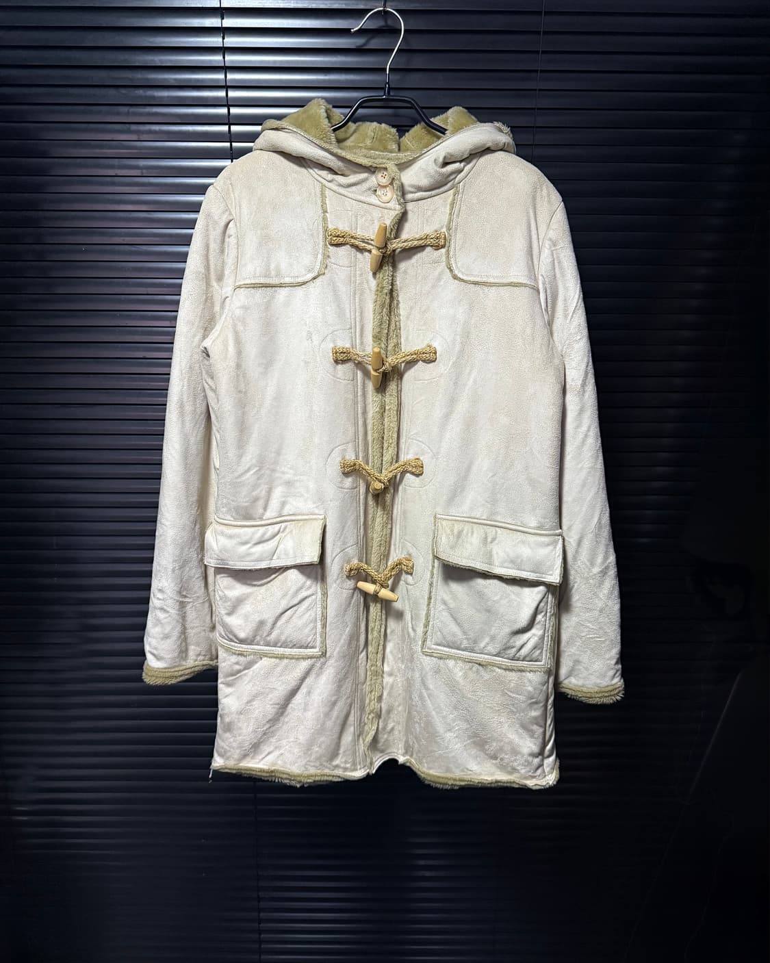 KSL 아이보리 베이지 무스탕 떡볶이 후드 롱 코트 여성 여자 나무 단추 상품이미지2