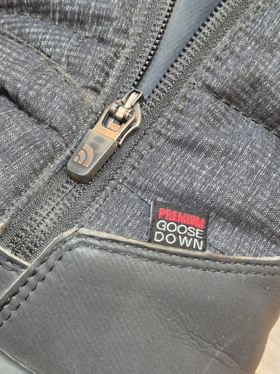 210mm 사이즈 노스페이스 키즈 패딩 부츠 블랙 색상입니다. 옆에 지퍼 상품이미지6