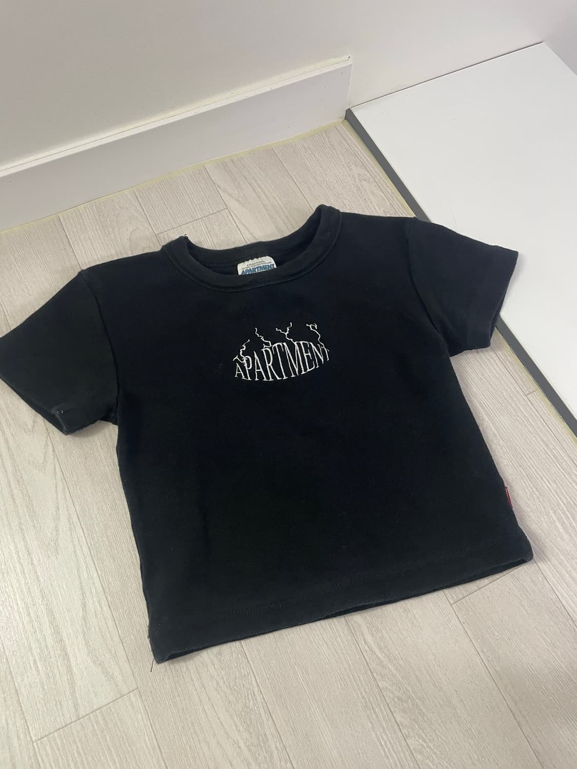 APARTMENT 블랙 크롭티 상품이미지1