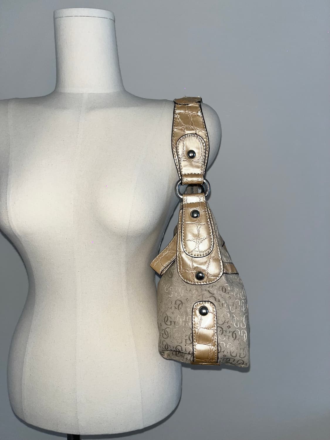 Guess beige Shoulder bag 상품이미지6