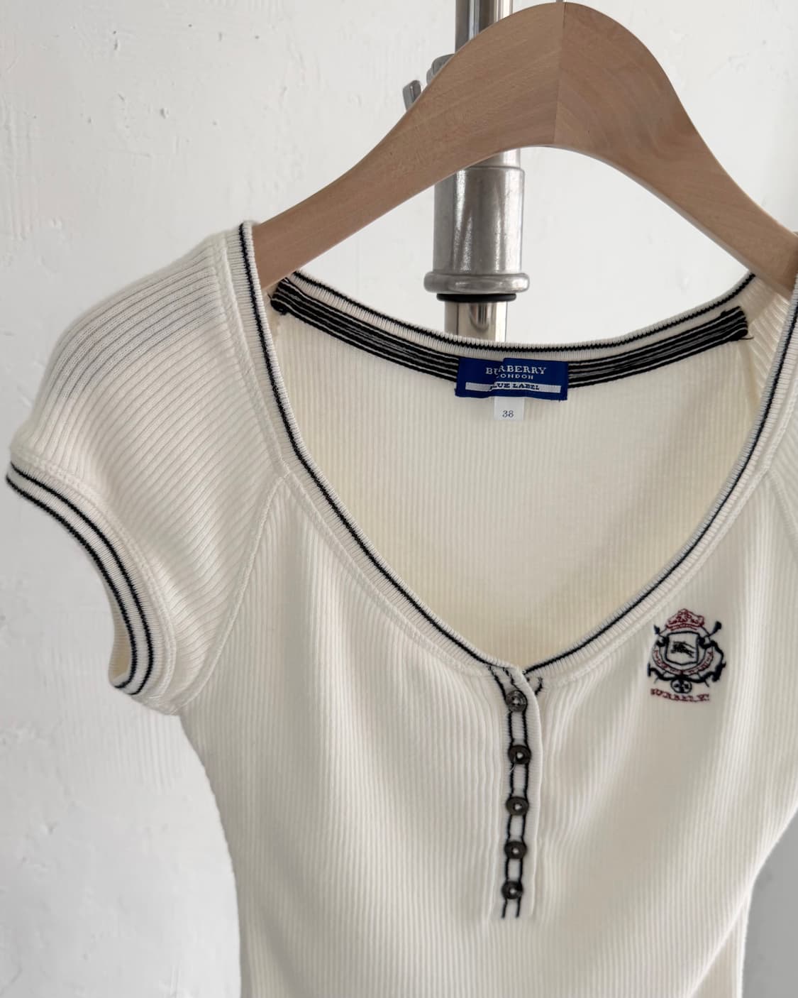 Burberry 버버리 블루라벨 화이트컬러 반팔 헨리넥 골지 티 상품이미지4