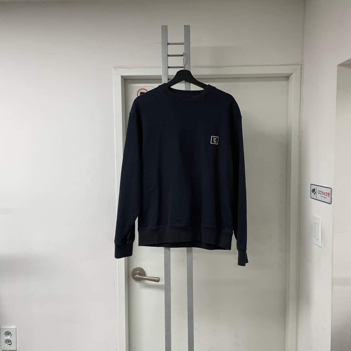 2024 우영미 백로고 맨투맨 네이비 46 상품이미지5