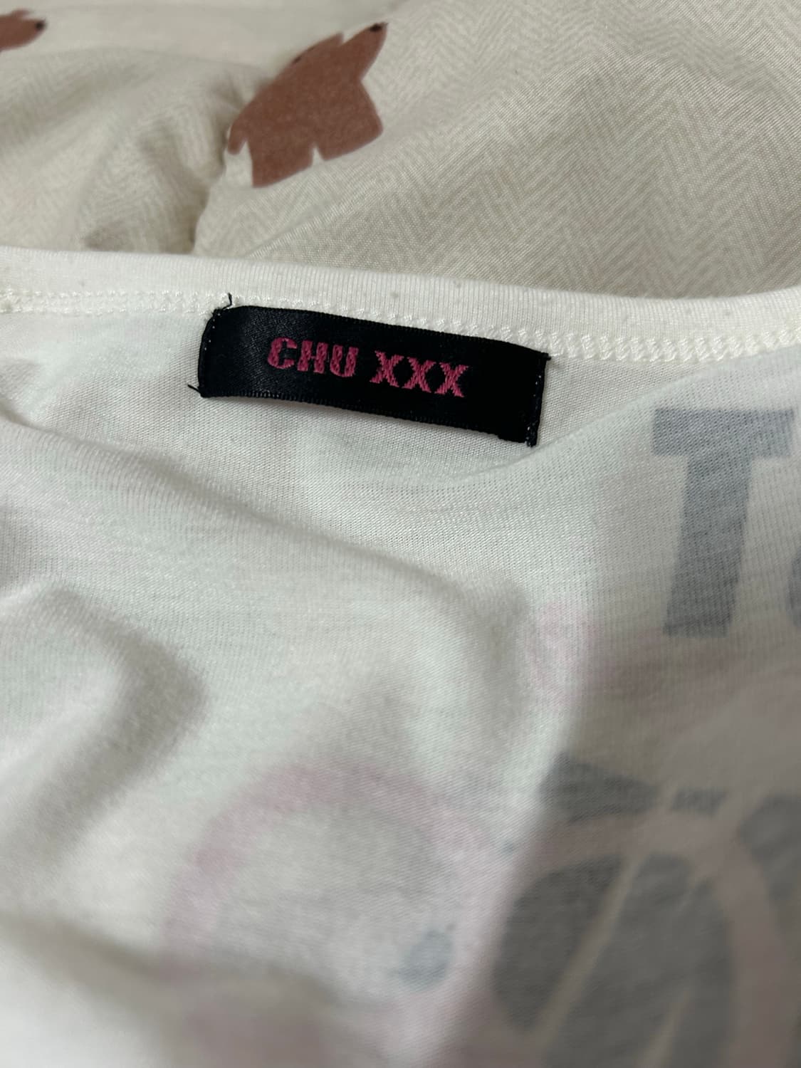 Chu xxx 글리터 프린팅 언발 로걀 반팔 탑 상품이미지4