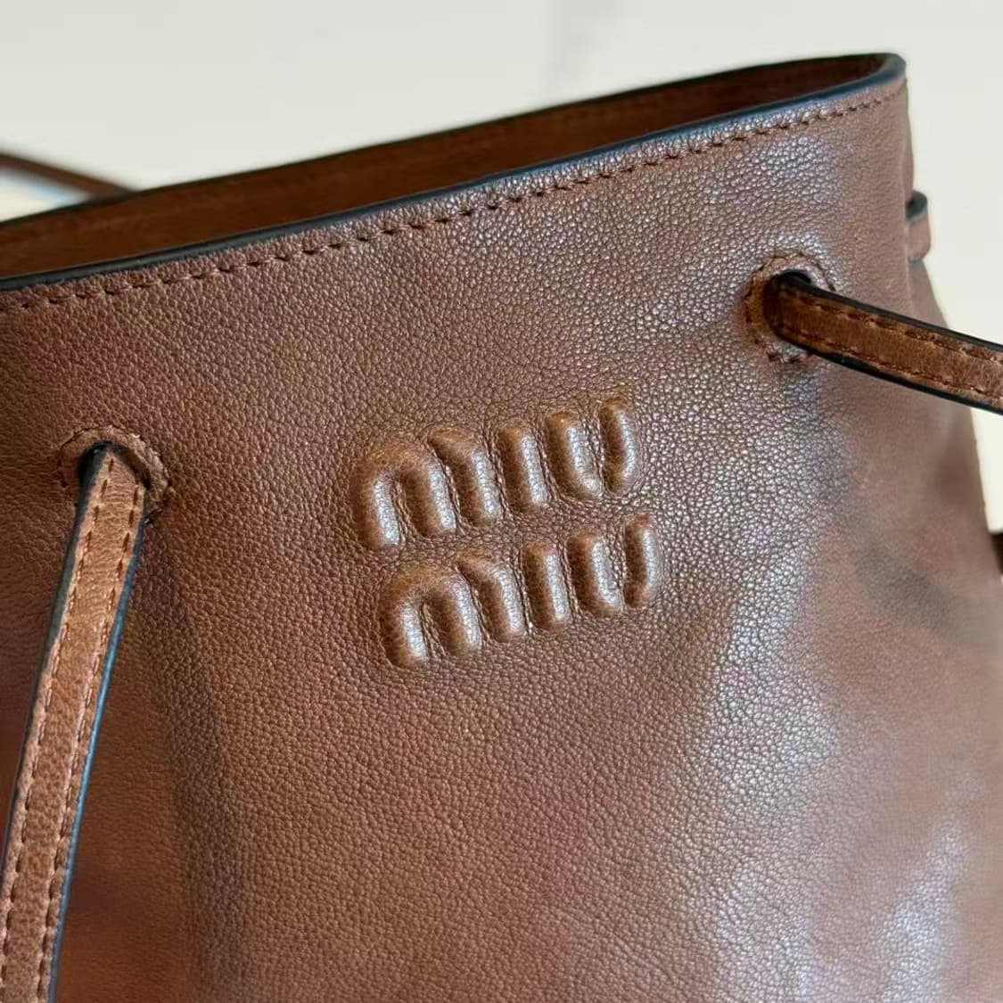 미우 미우 나파 레더 미니백 오크 상품이미지5