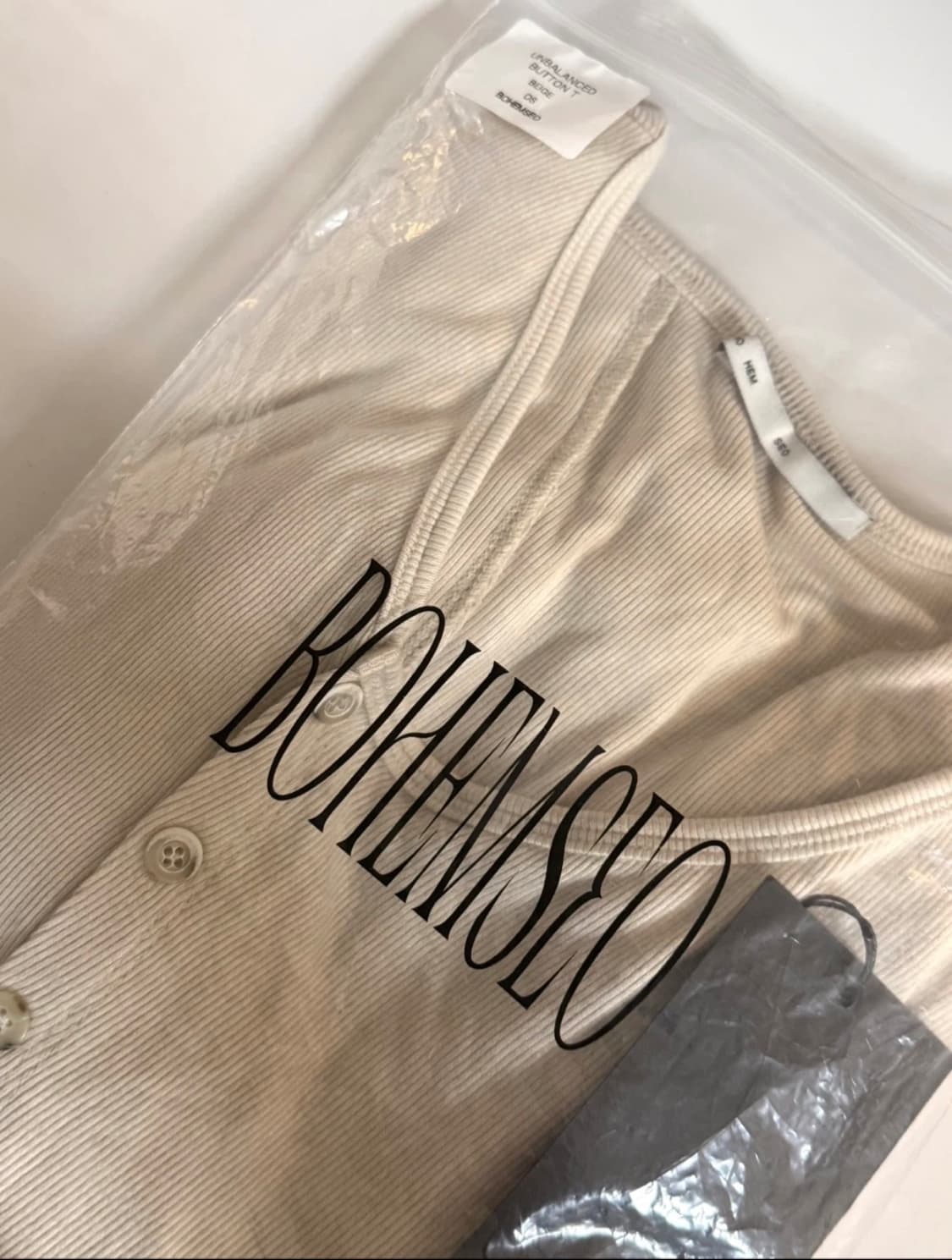 보헤미안서울 unbalanced button t, beige 상품이미지2
