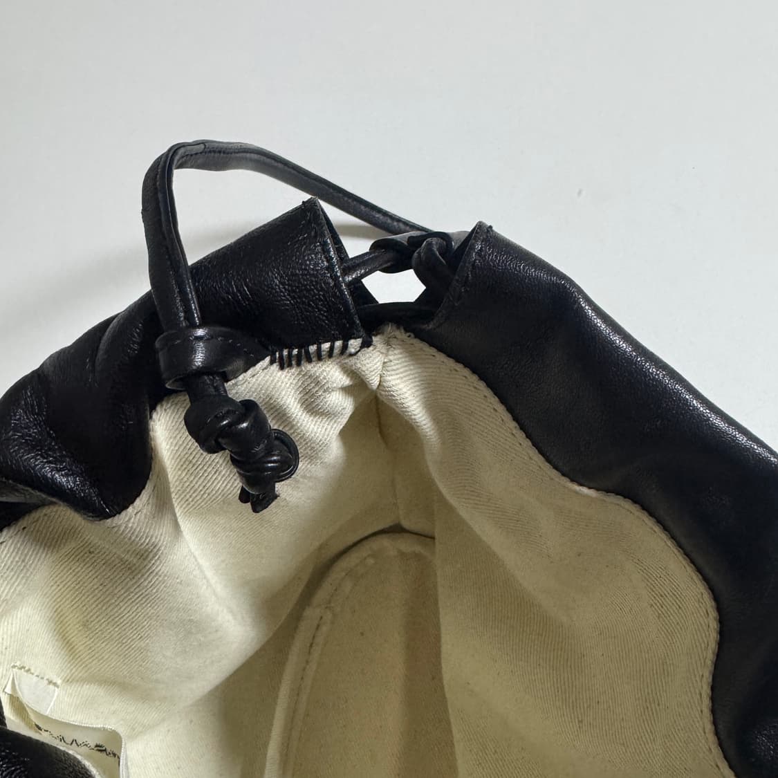 킨더살몬 String Leather Bag M 블랙 상품이미지8