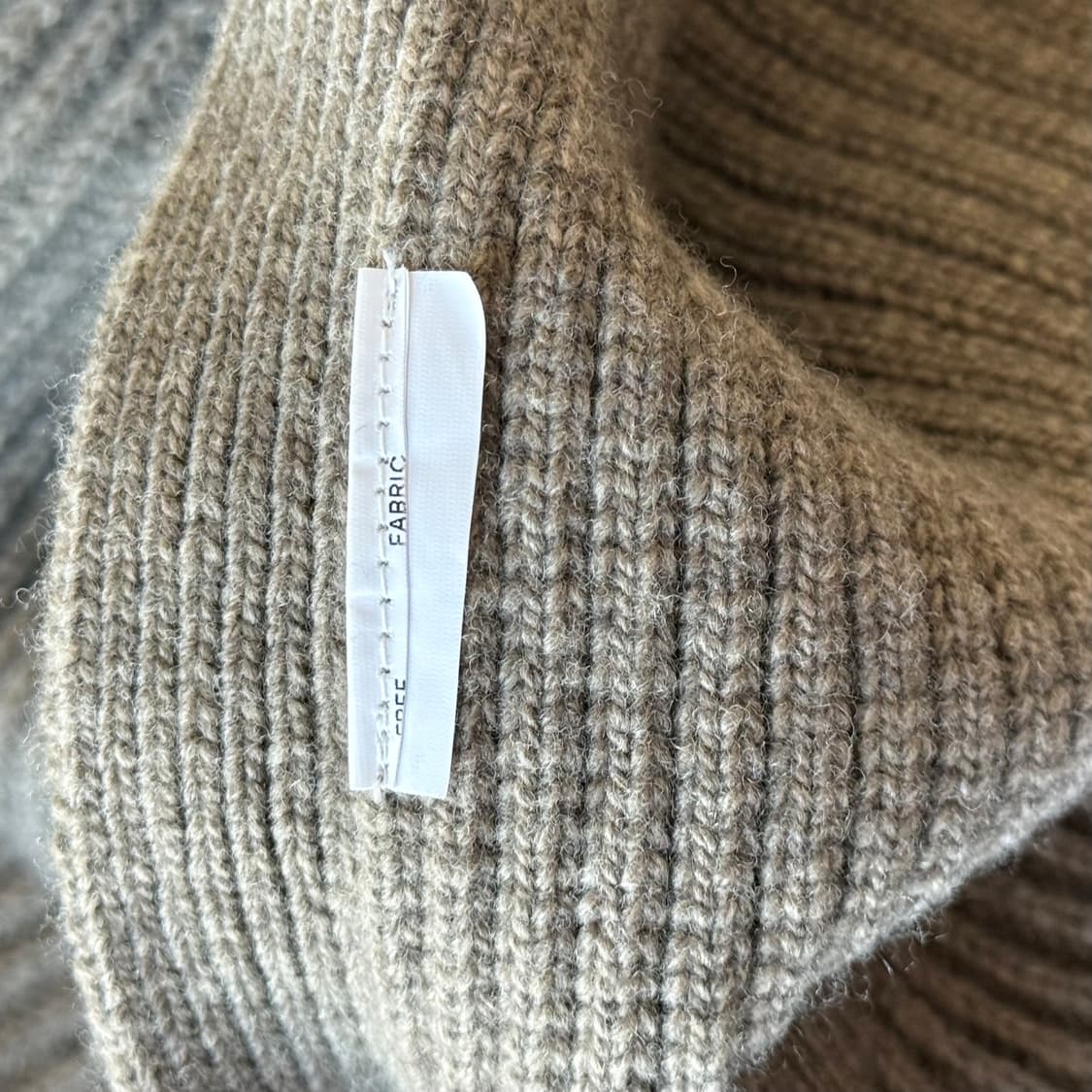 쿠어 터틀넥 니트 베스트 카키브라운 상품이미지3