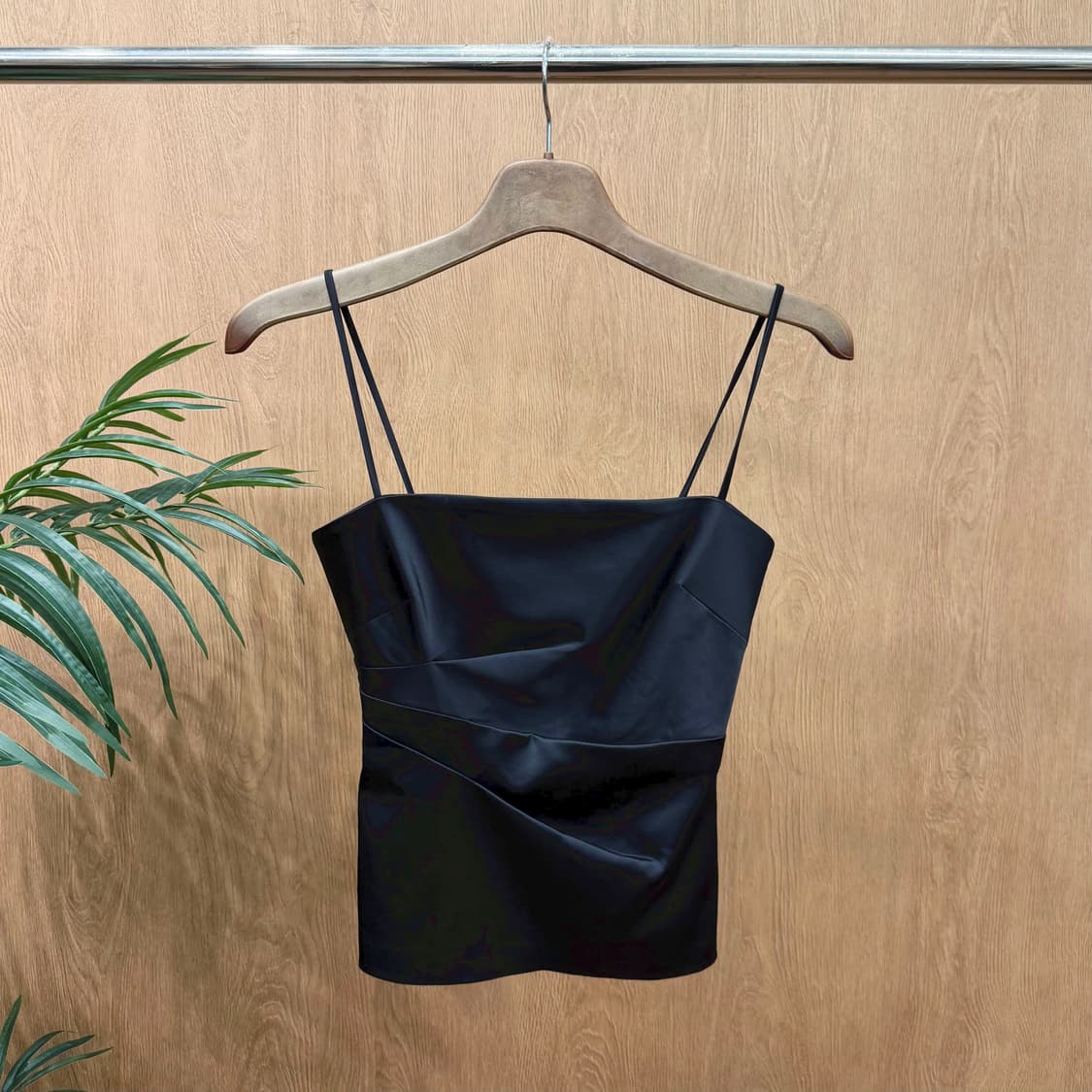 비씨비지 막스아즈리아 슬리브리스 블라우스 드레이프 절개 디테일 블랙 상품이미지1