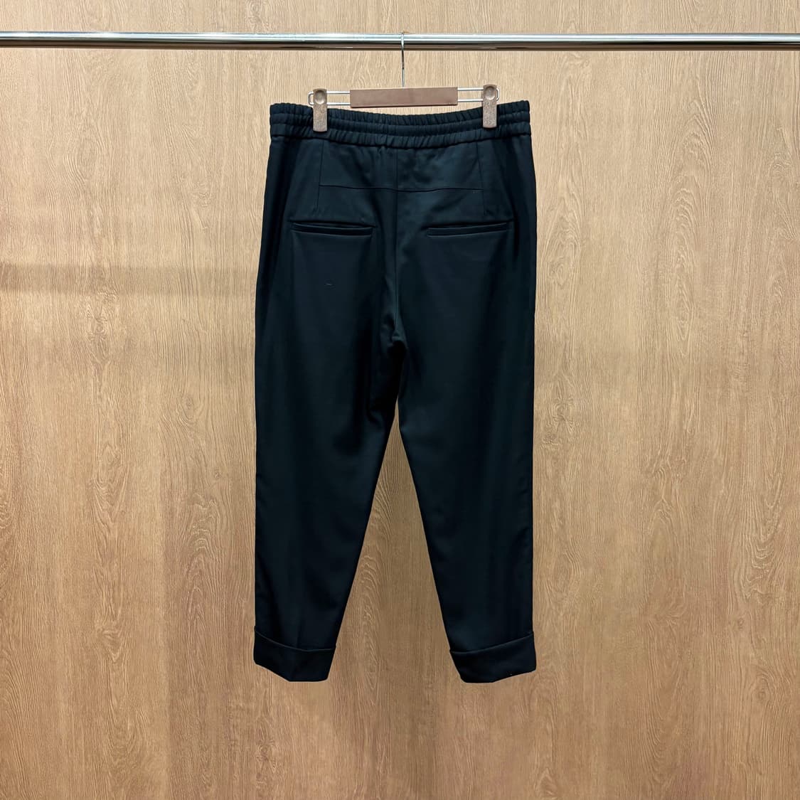 시스템 슬랙스 팬츠 허리 밴딩 사각 포켓 밑단 롤업 마감 디테일 블랙 상품이미지3