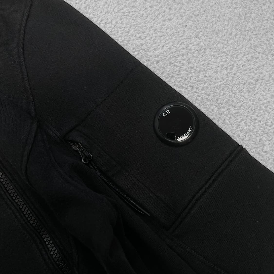 C.P 컴퍼니 사선 지퍼 렌즈 맨투맨 블랙 상품이미지3