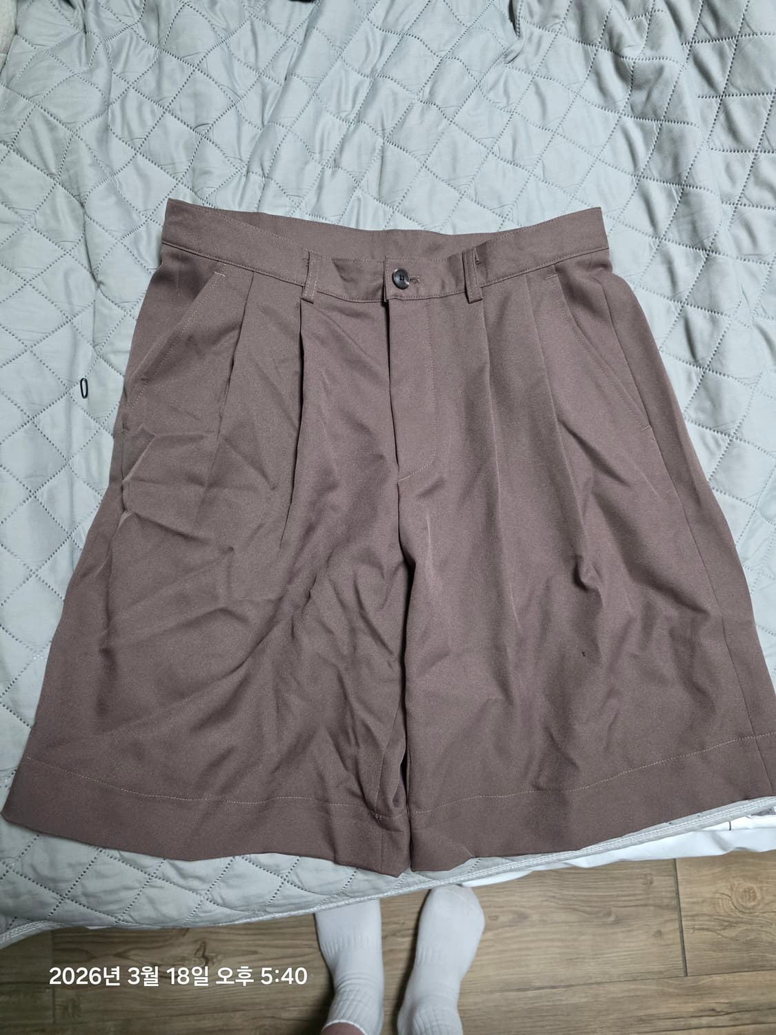 [M] 하프크라이즈 멀티턱 슬랙스 반바지 브라운 상품이미지1