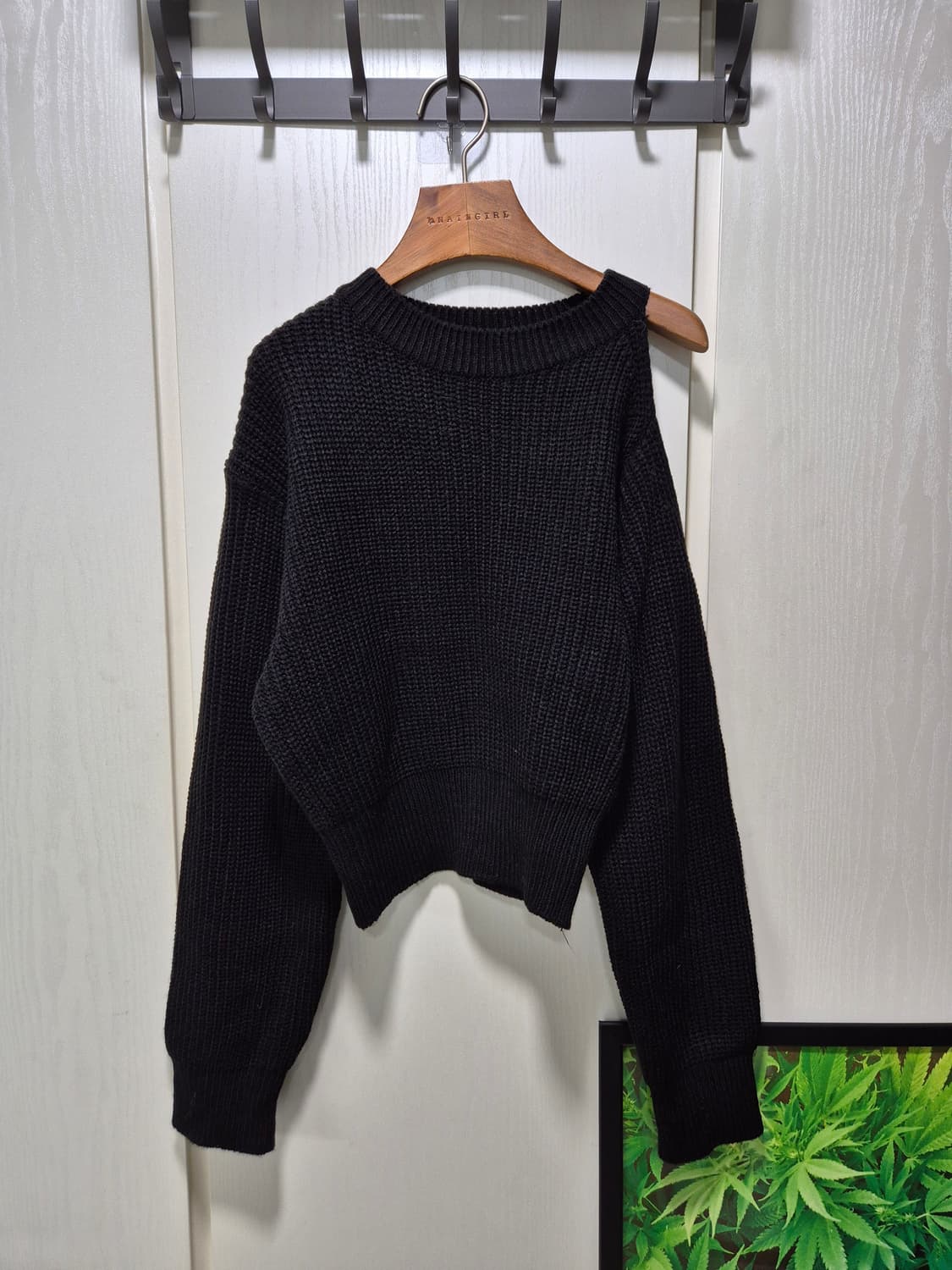 컷아웃 크롭 니트 블랙 상품이미지1