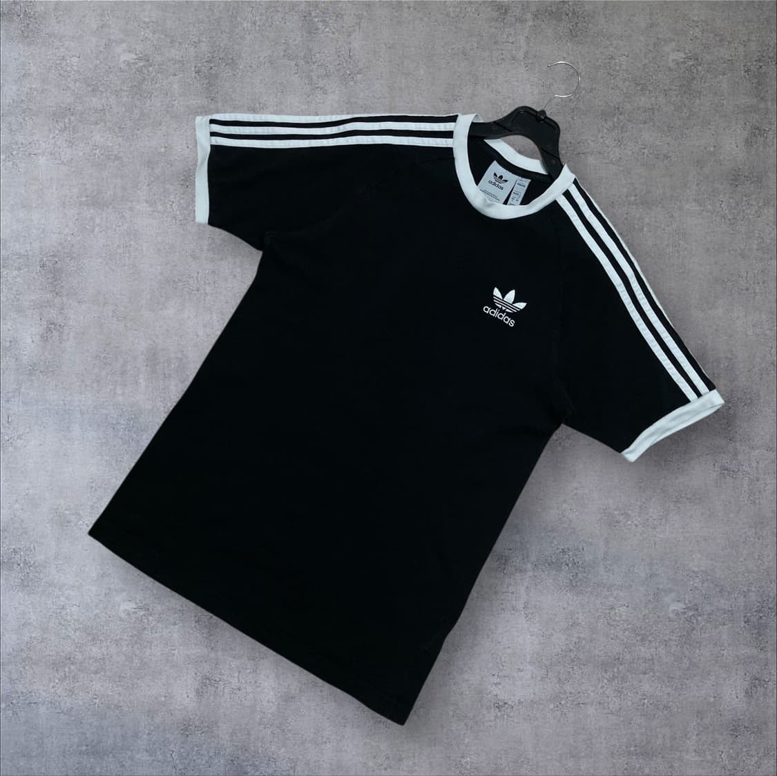 아디다스 오리지날 스몰 로고 사이드 라인 반팔티 상품이미지1