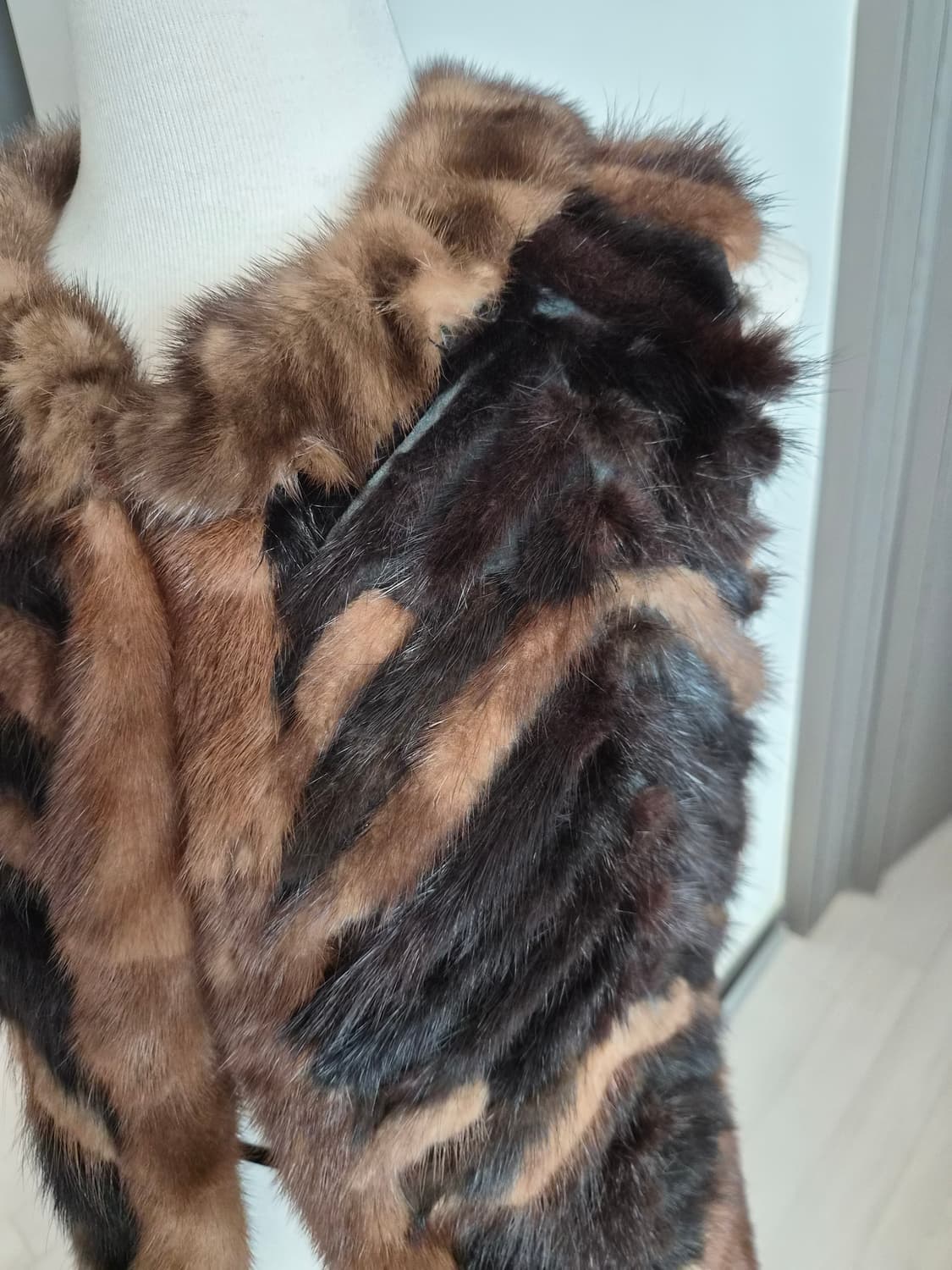 천연 밍크 베스트 - 세련된 배색 디자인 상품이미지2