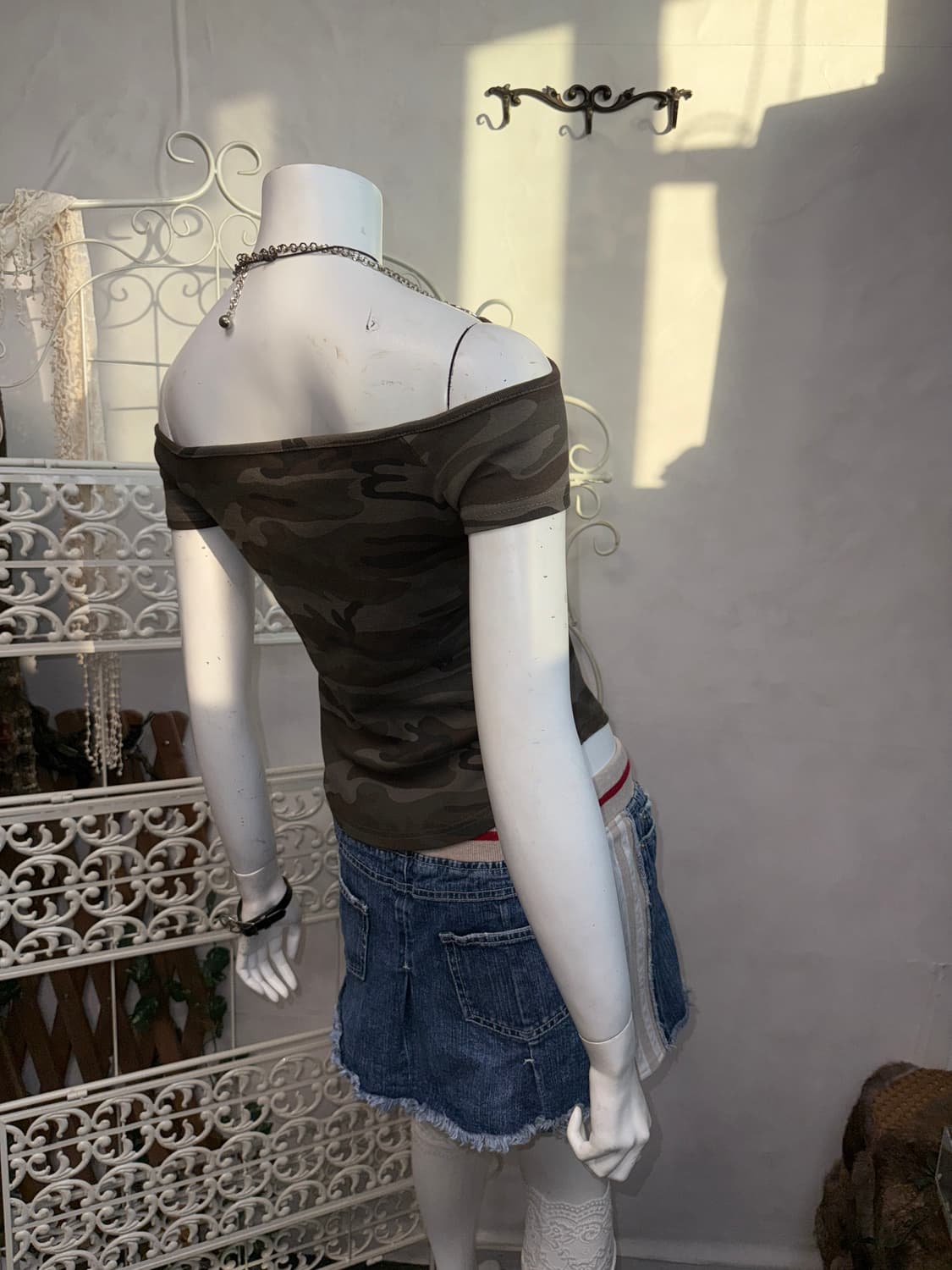Khaki camouflage chain halter 오프숄더 반팔티 상품이미지5