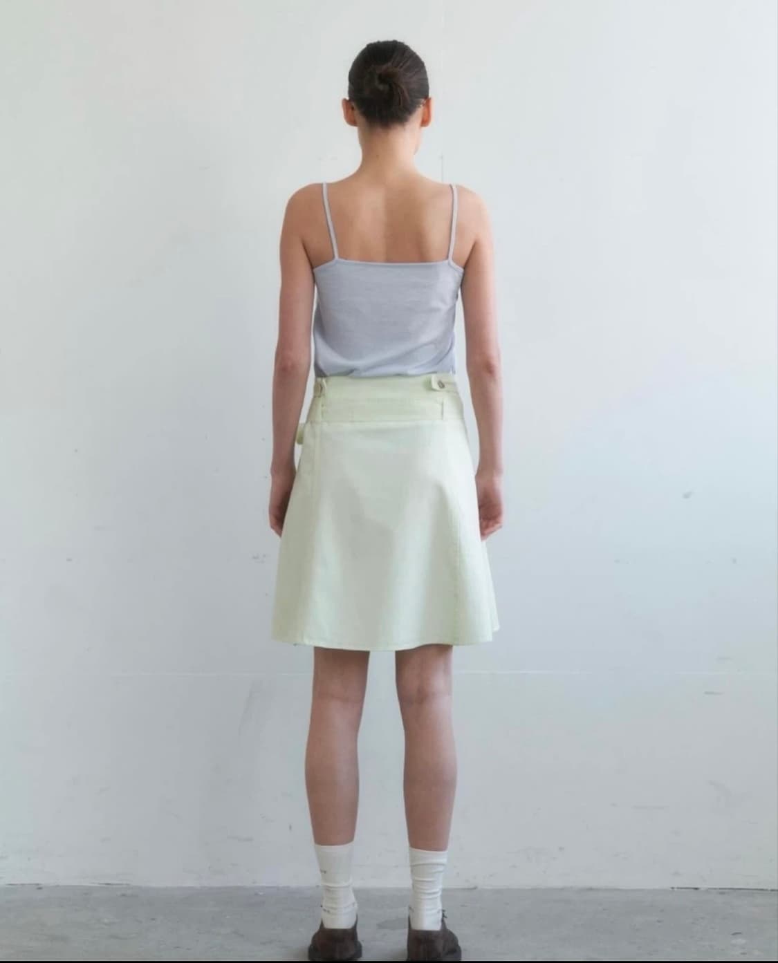 언앤써드미스테리 백버튼 미디스커트 베이지색상 상품이미지4