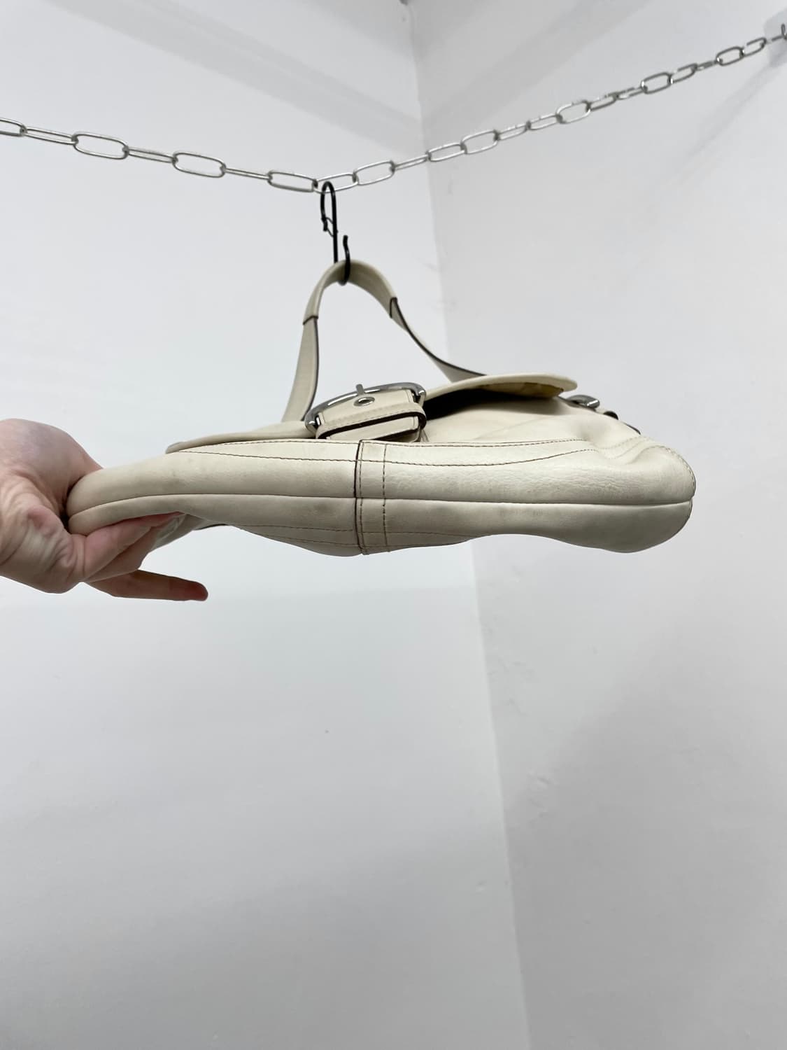 아이보리 코치 버클 숄더백 상품이미지7