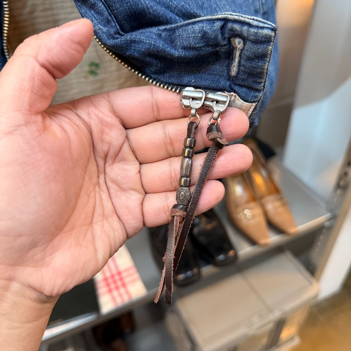 레미 릴리프 빔즈 별주 모델 인디고 소가죽 염색 다운 페더 데님 베스트 상품이미지8