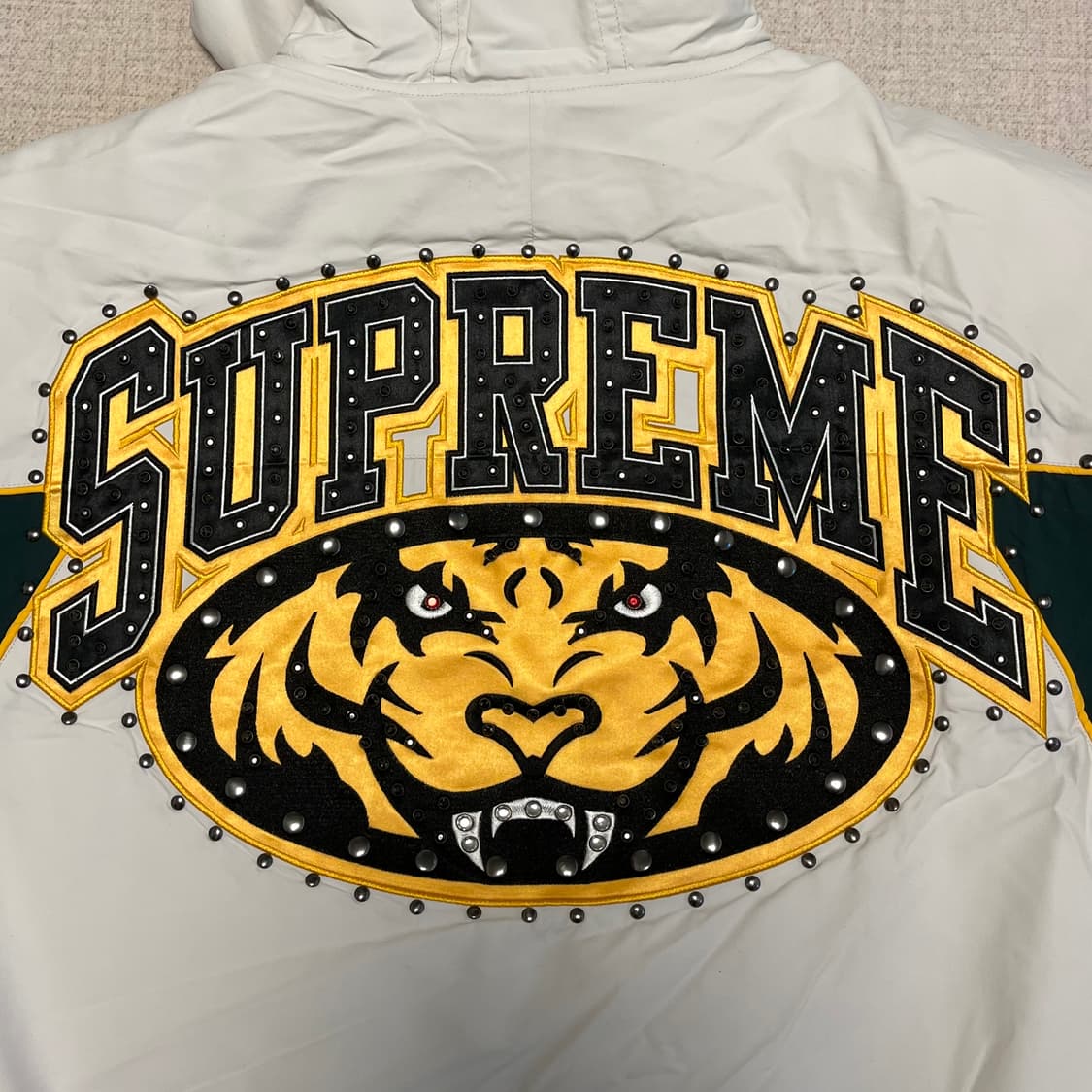 슈프림 스터디드 스타디움 자켓 화이트 - 25SS 상품이미지8