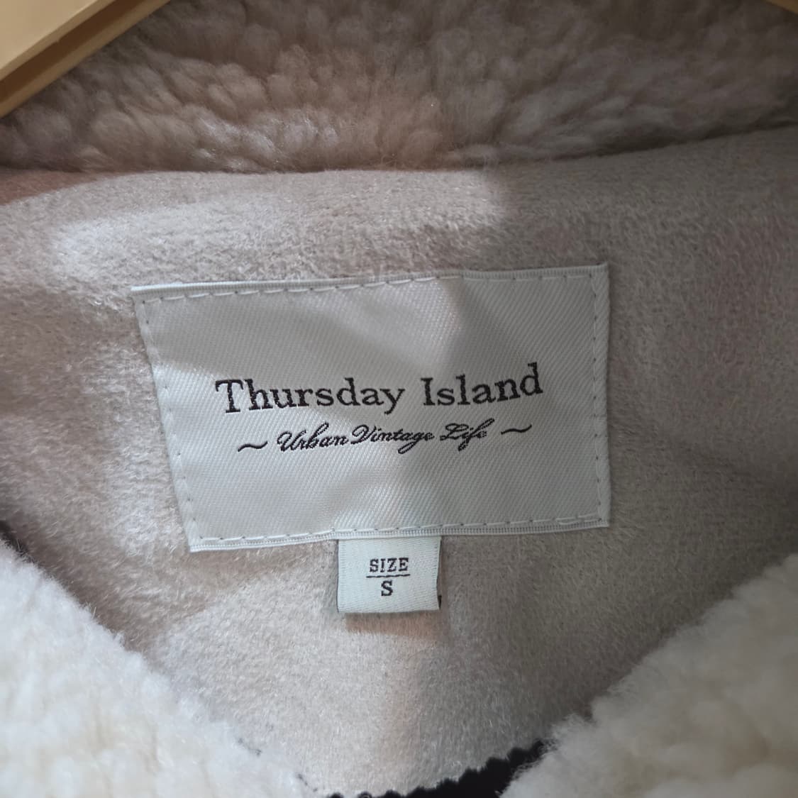 써스데이아일랜드 양모 블랜딩 무스탕 뽀글이 자켓 상품이미지7