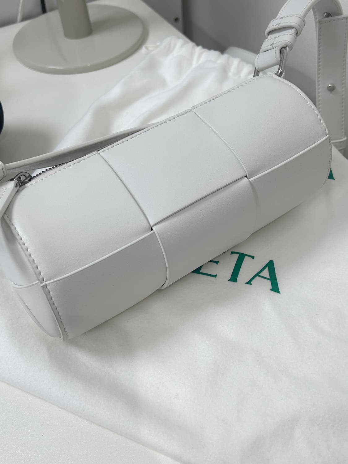 보테가 베네타 카네트 화이트 원통백 상품이미지5