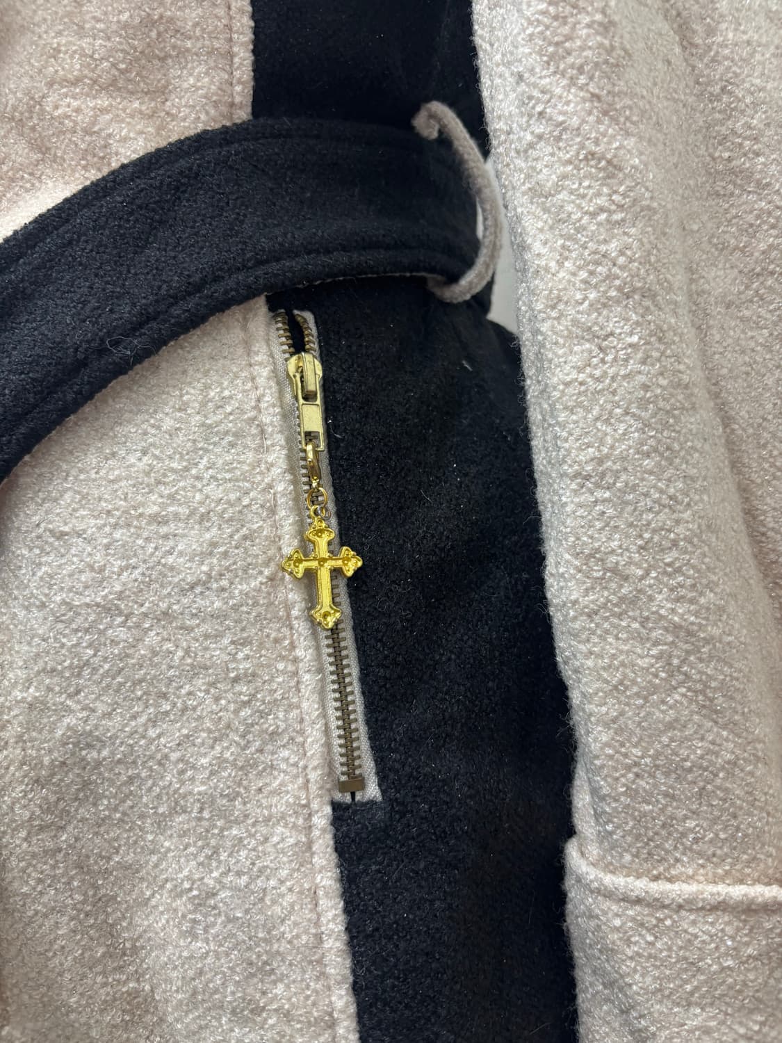 디아 d.i.a 아이보리 부클레 갸루 십자가 지퍼 코트자켓 상품이미지5