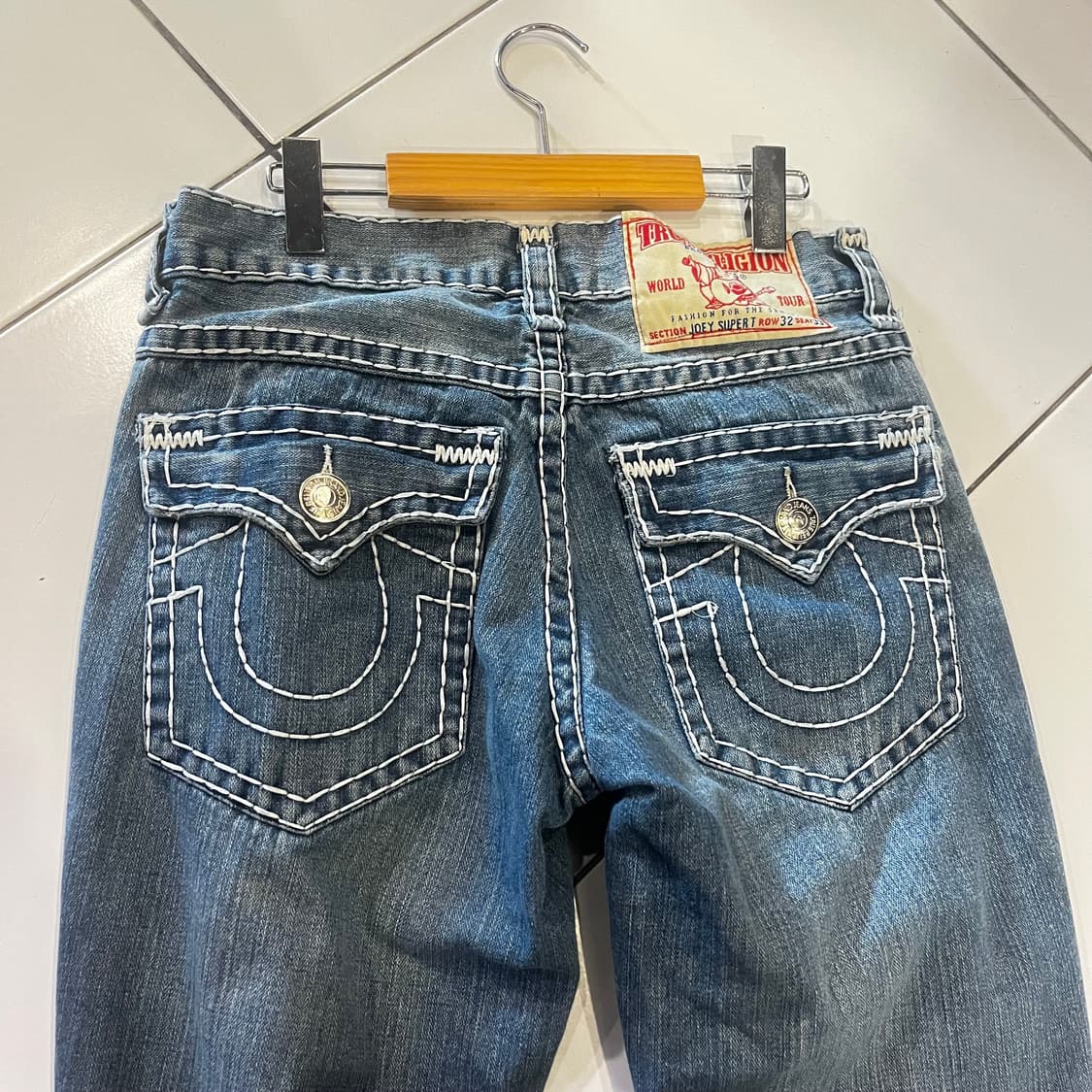 트루릴리전 조이슈퍼티 흰색스티치 부츠컷 데님팬츠 상품이미지2