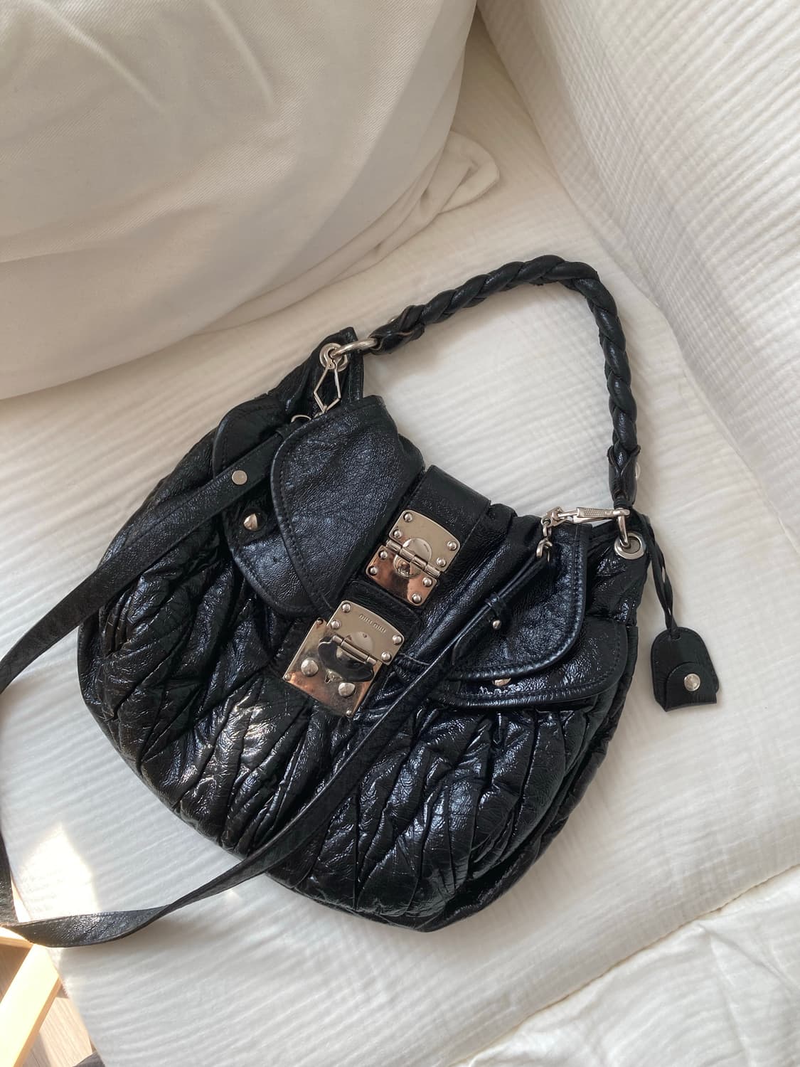 미우미우 블랙 숄더 크로스 백 상품이미지1