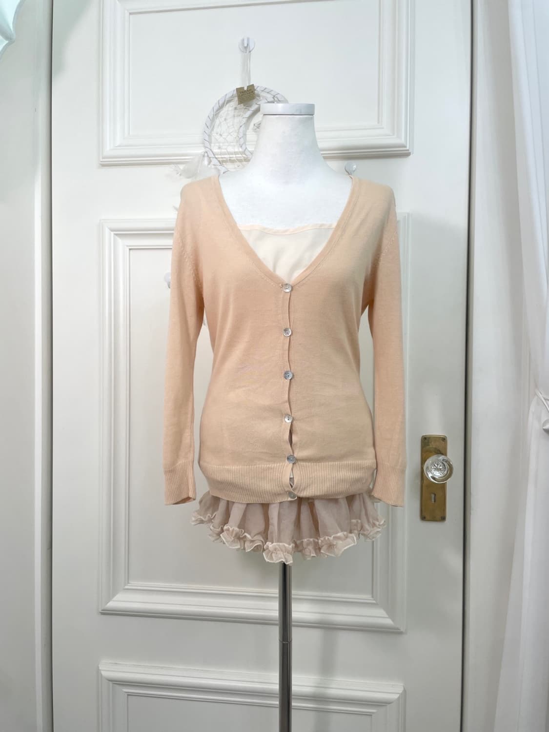 coral shell button v-neck basic cardigan 상품이미지1