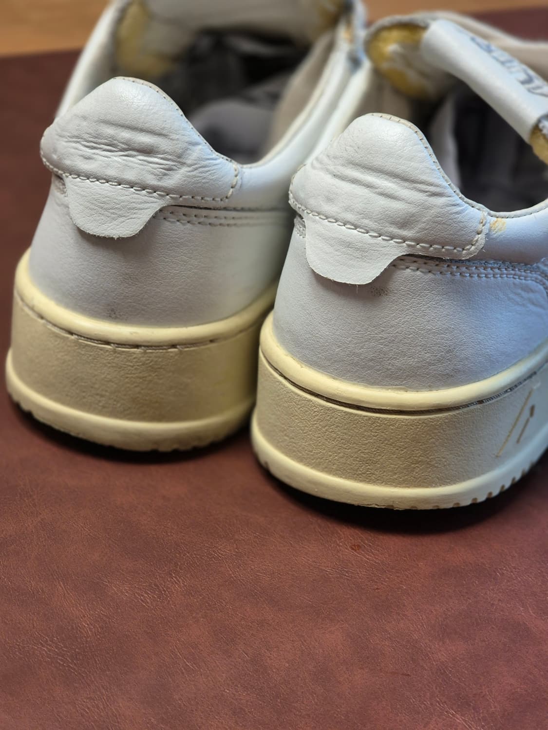 실착용2회 235-240(37) 오트리 메달리스트 로우 스니커  상품이미지4