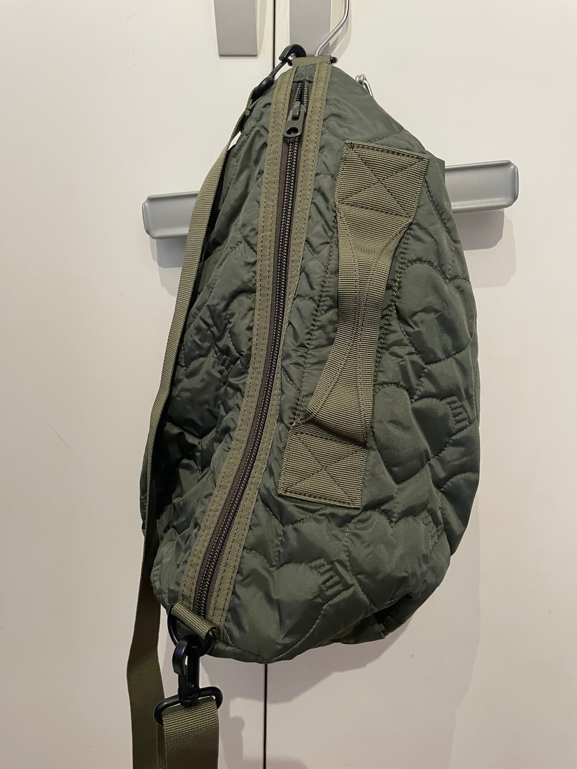 휴먼 메이드 하트 퀼팅 크로스백 상품이미지3