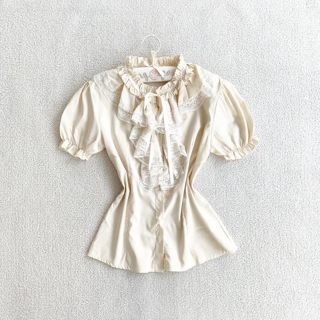 크림라떼 ♥ 프릴 레이스 공주핏 블라우스 상품이미지1