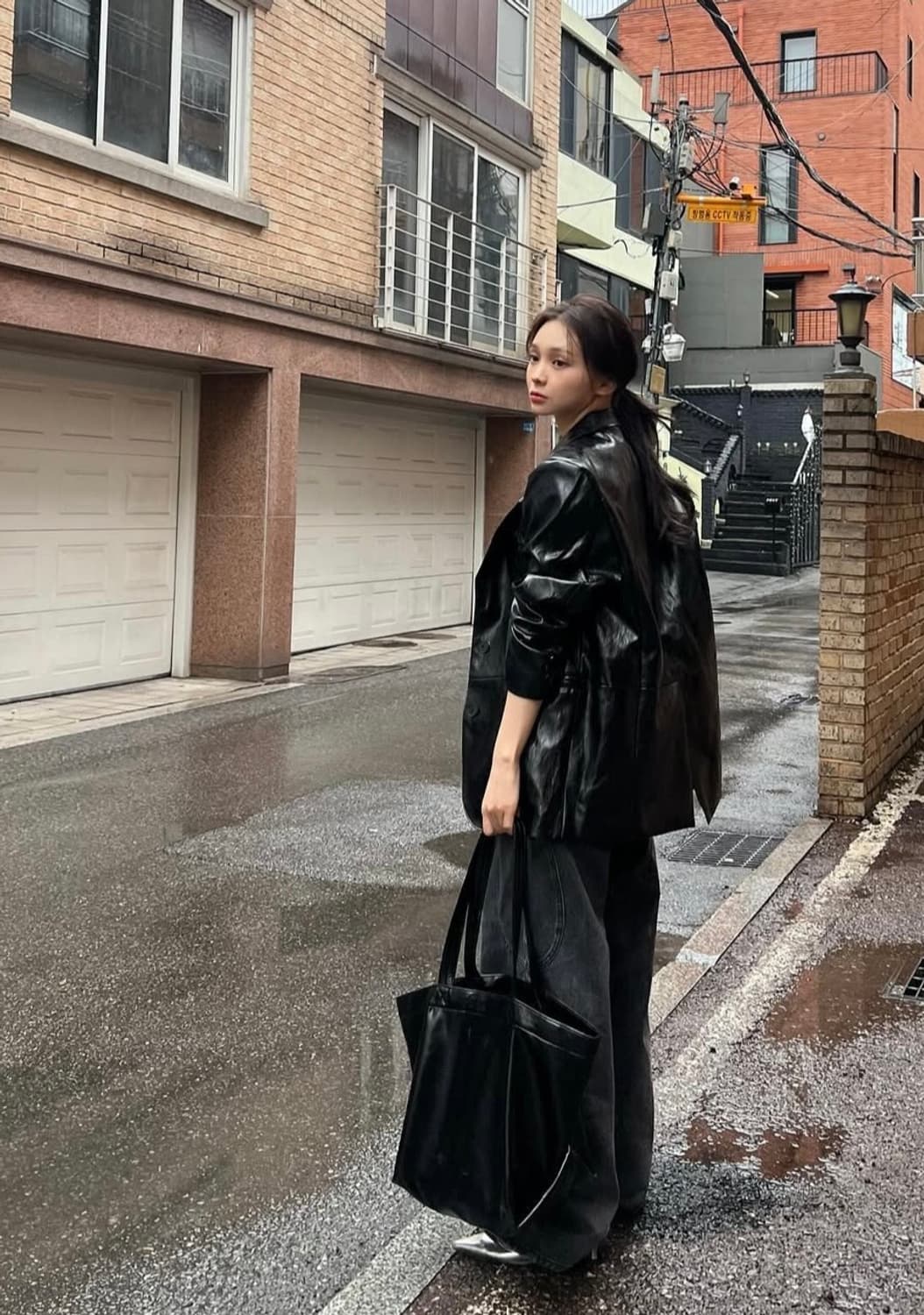 tuo 글로시 캐리백 블랙 판매 상품이미지1