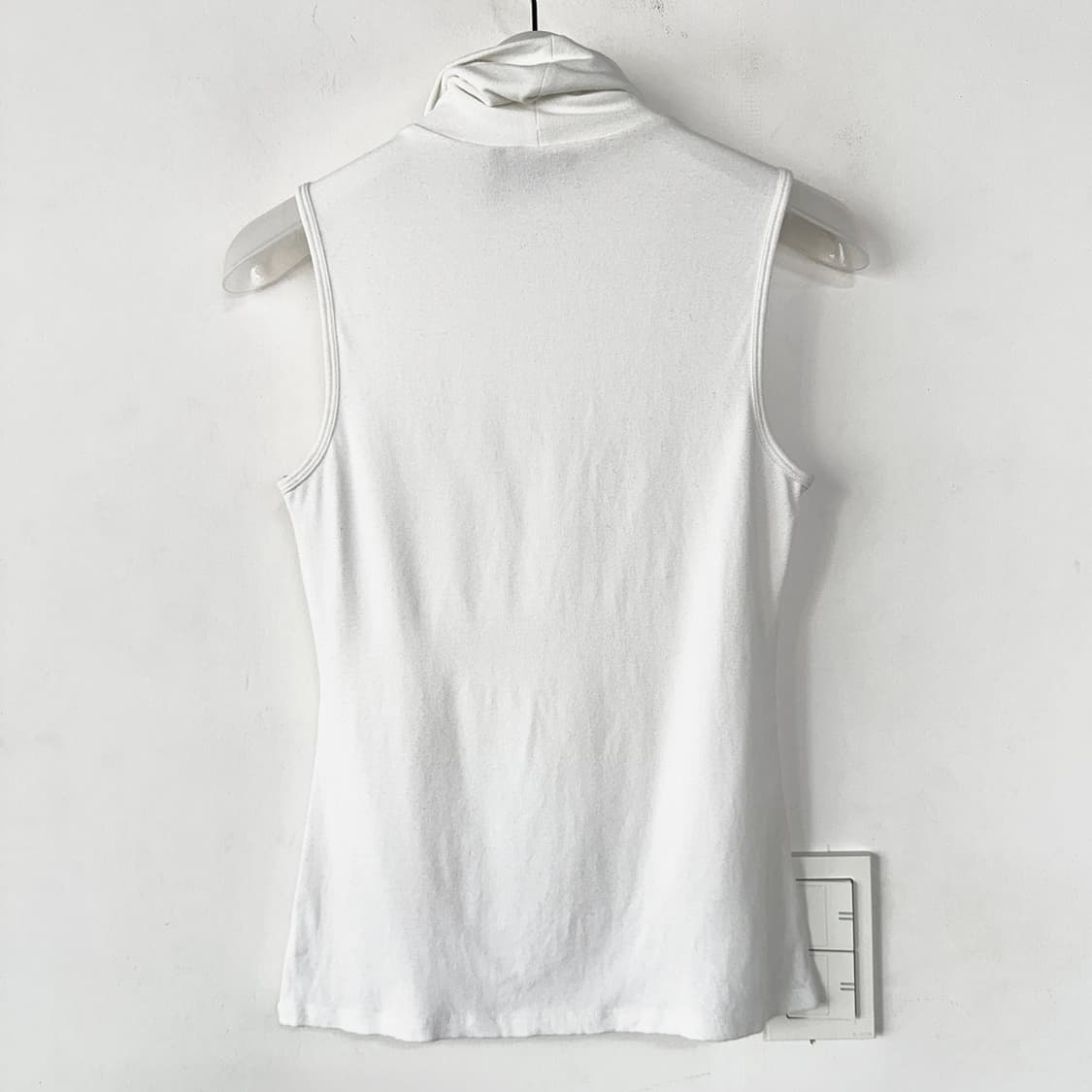 띠어리 슬리브리스 터틀넥 탑 상품이미지4