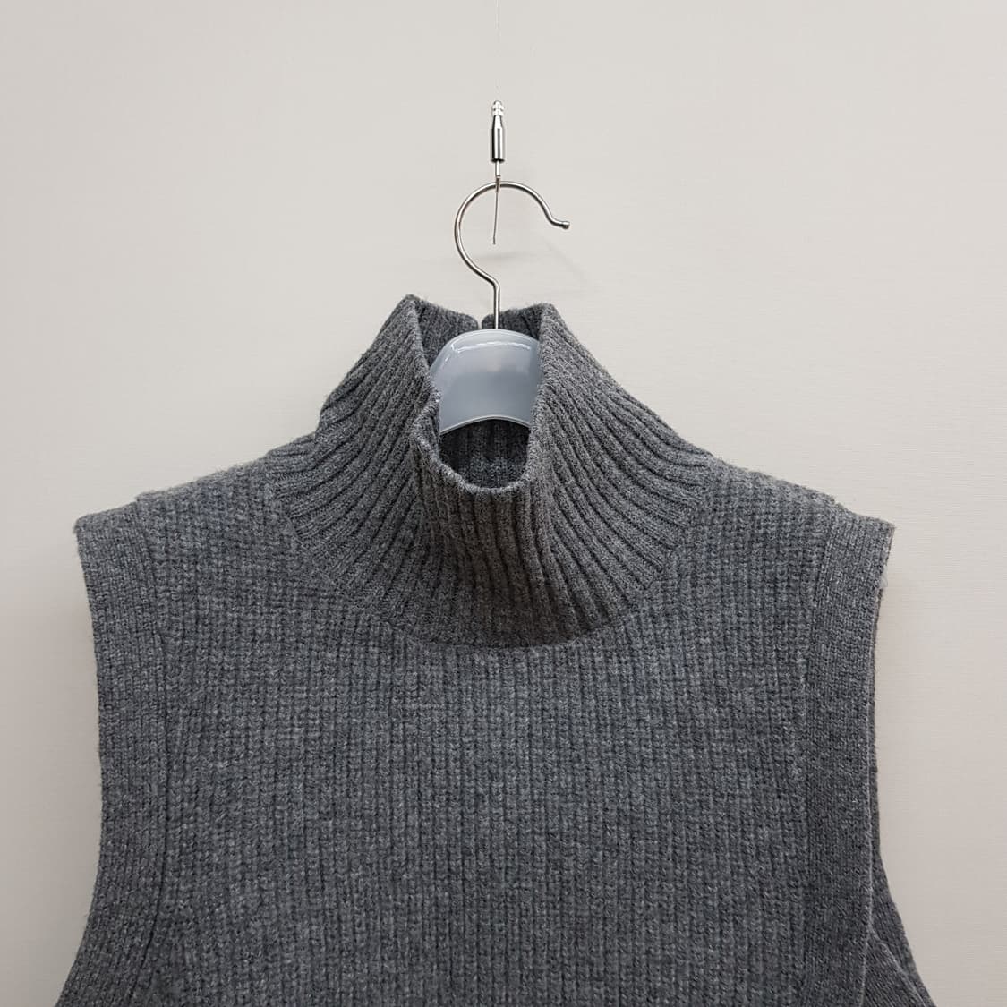구호플러스 2023 울 하이넥 니트 베스트  F사이즈 상품이미지2