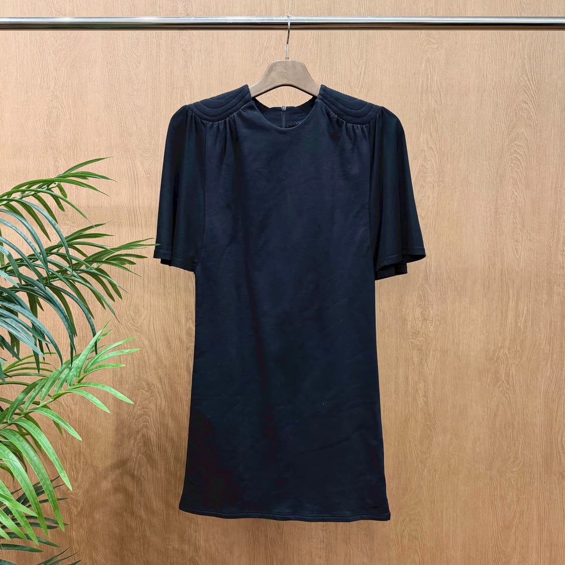 스투시 미디 원피스 반팔 라운드넥 숄더 패치 디테일 스트레이트핏 블랙 상품이미지1