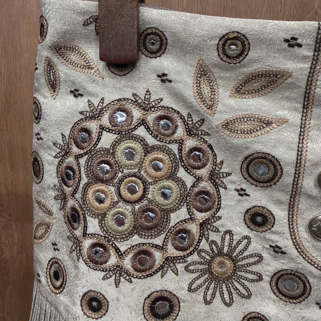 크리스찬 디올 미디 스커트 자수 아트워크 미러 장식 플리츠 디테일 베이지 상품이미지6