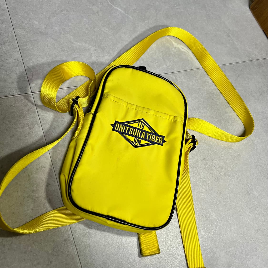 오니츠카타이거 X 안드레아 폼펠리오 옐로우 크로스백 상품이미지1