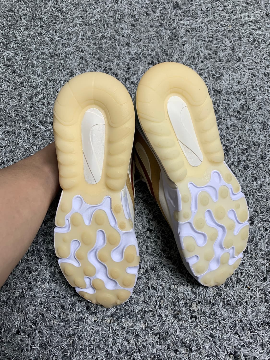 235새상품)나이키 에어맥스 270 리액트 팀골드 시나몬 상품이미지4