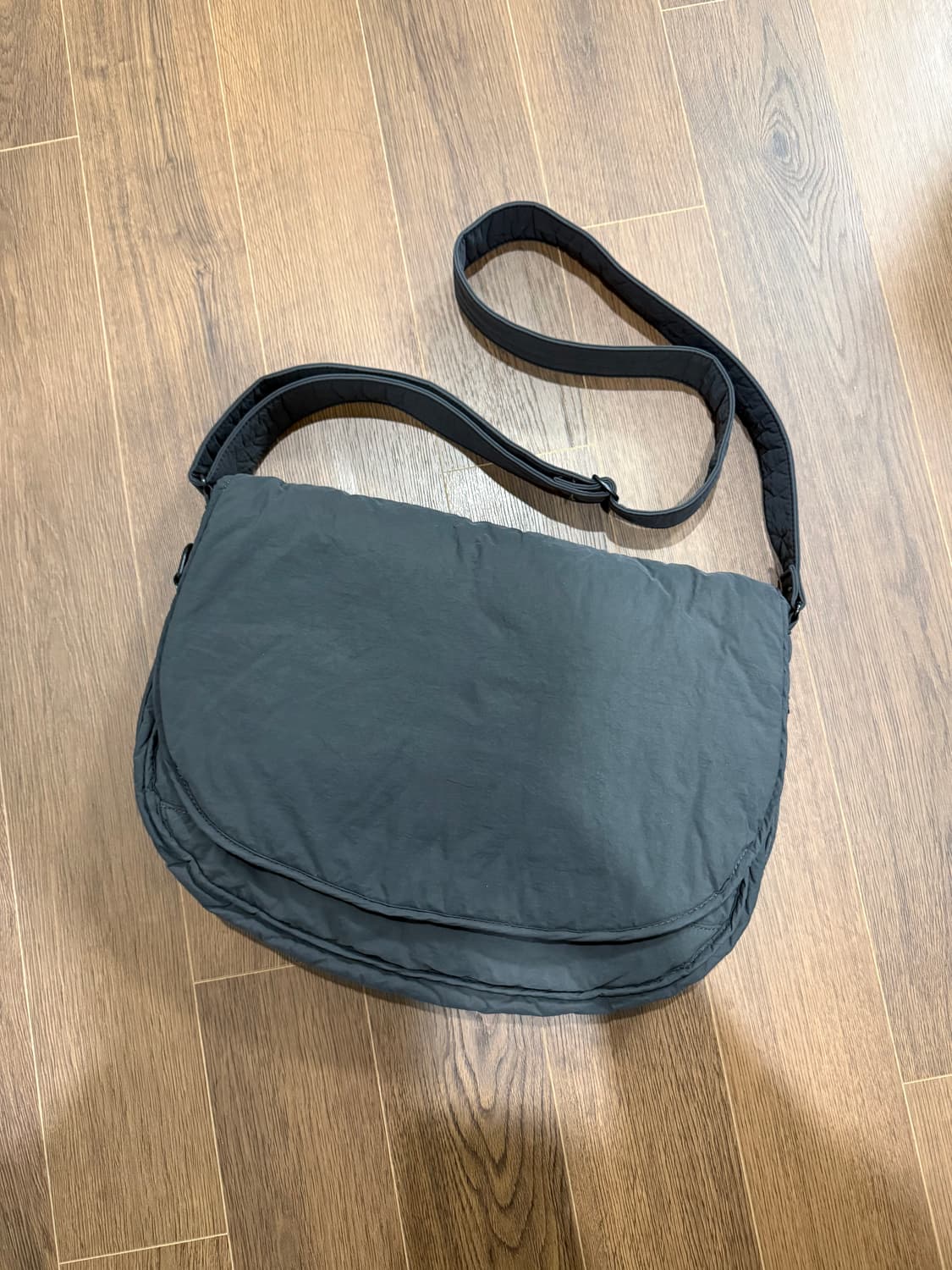 마지언타이틀 러너스백 크로스백 차콜 상품이미지1