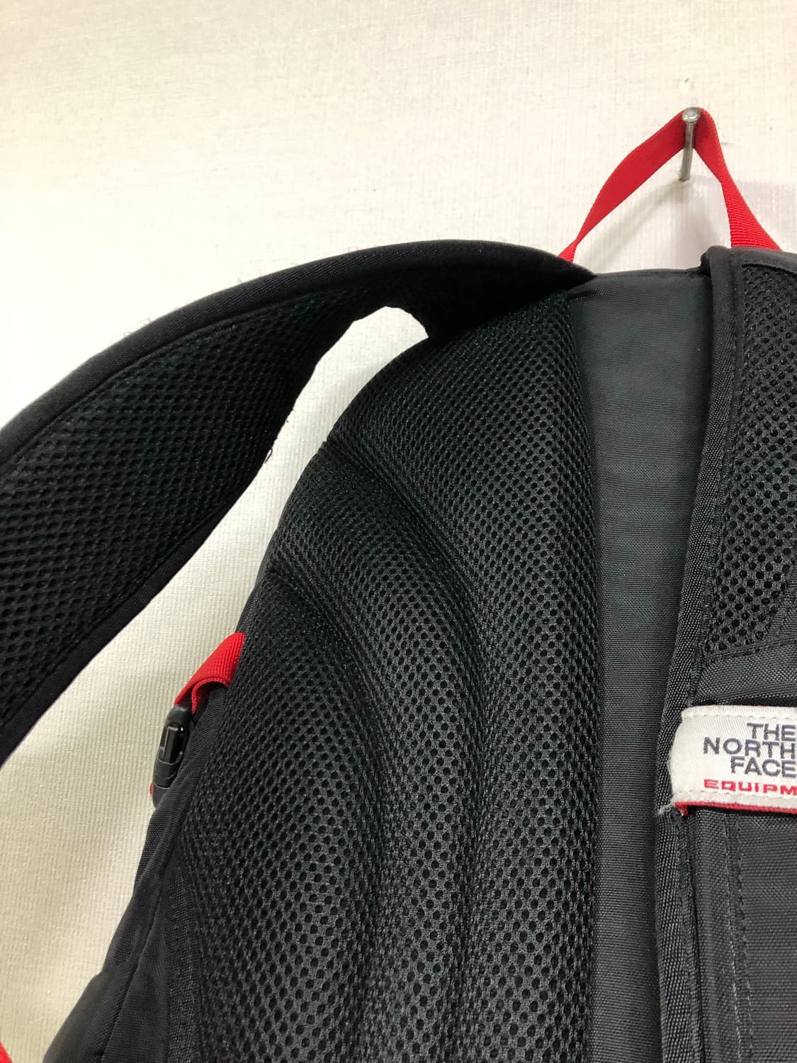 노스페이스 미니핫샷 백팩 등산백팩 22L  _ 블랙레드 (레인커버O) 상품이미지5