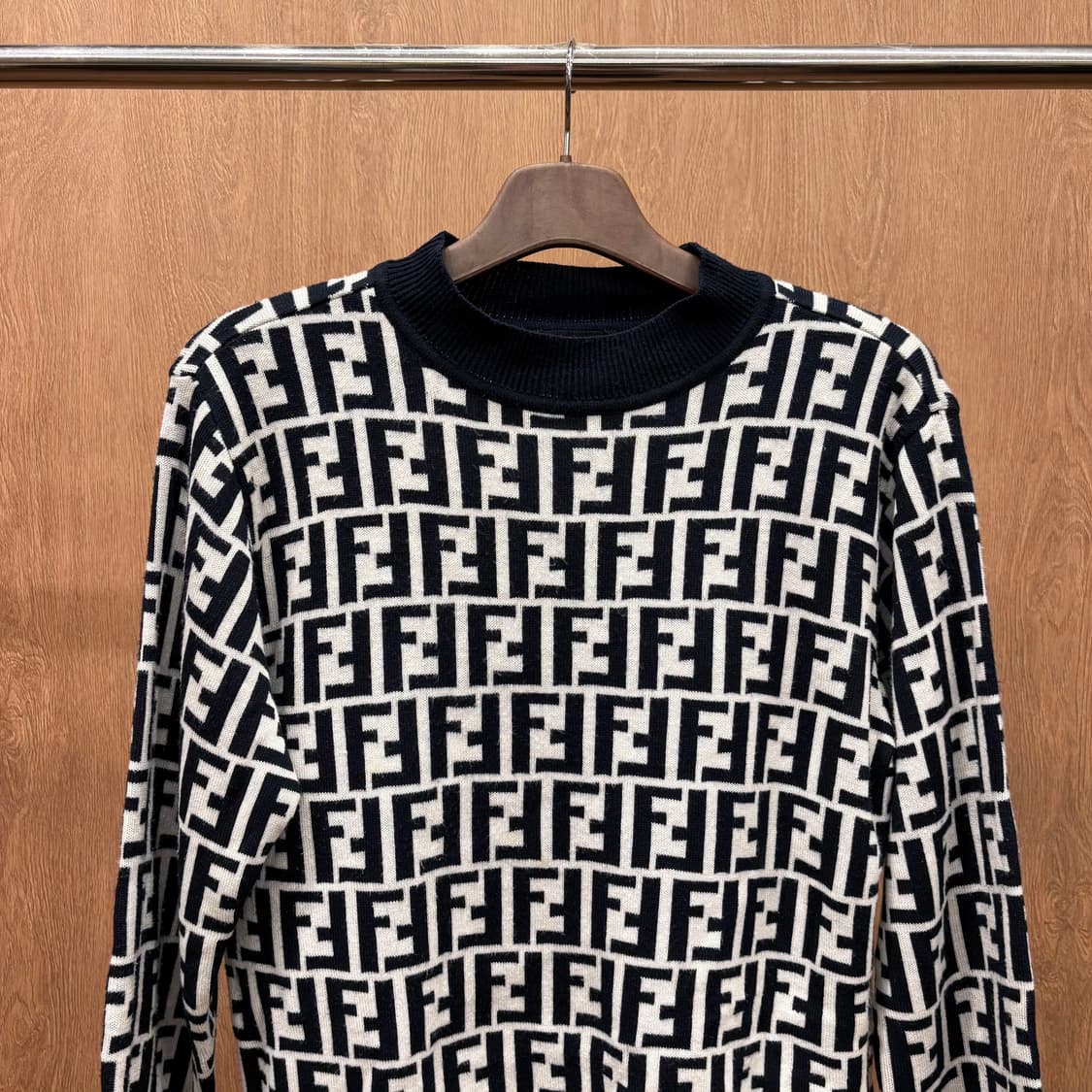 펜디 진스 라운드넥 긴팔 울 니트 로고 모노그램 패턴 디테일 블랙 화이트 상품이미지4