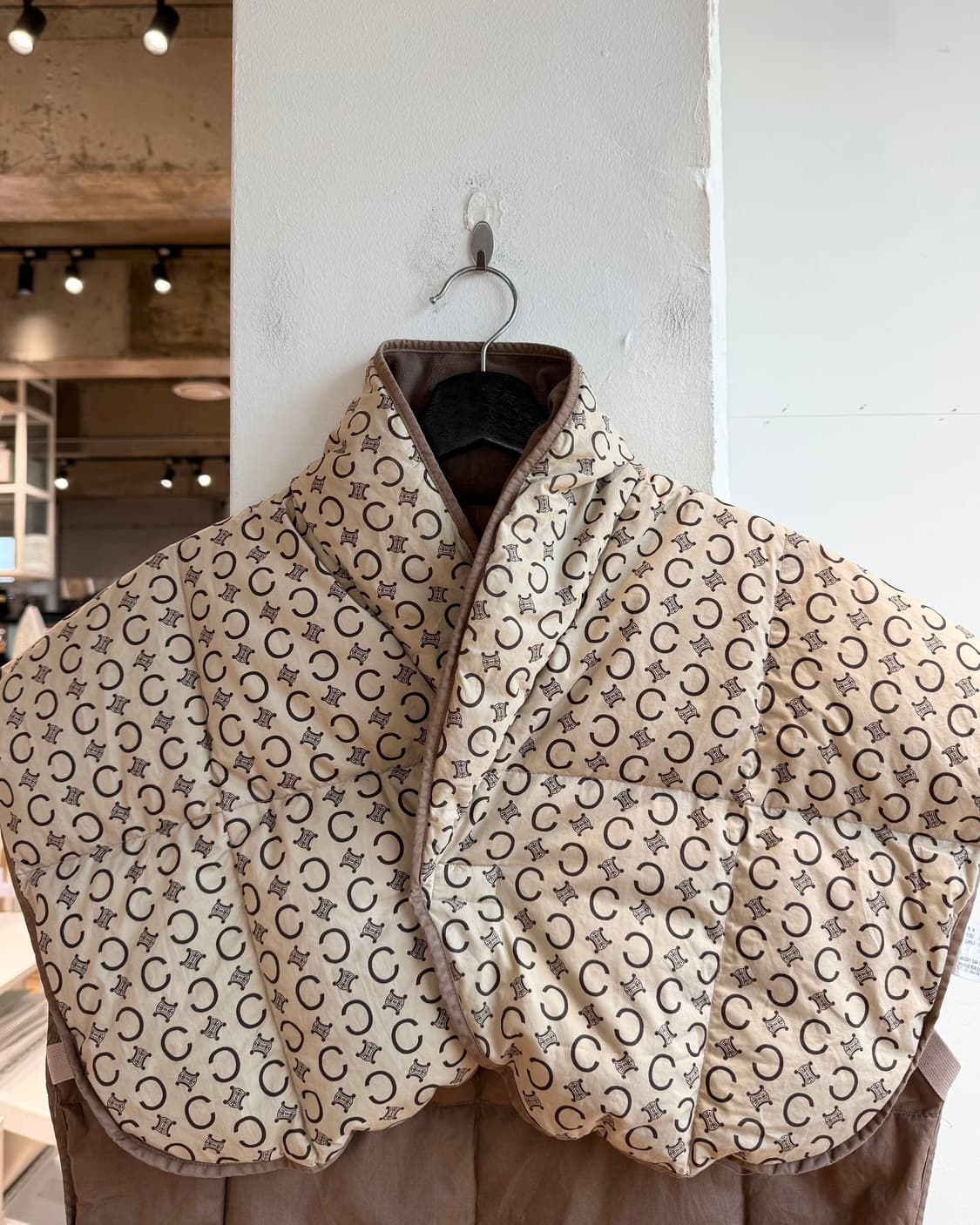 셀린느 브라운 트리오페 다운 베스트  상품이미지3